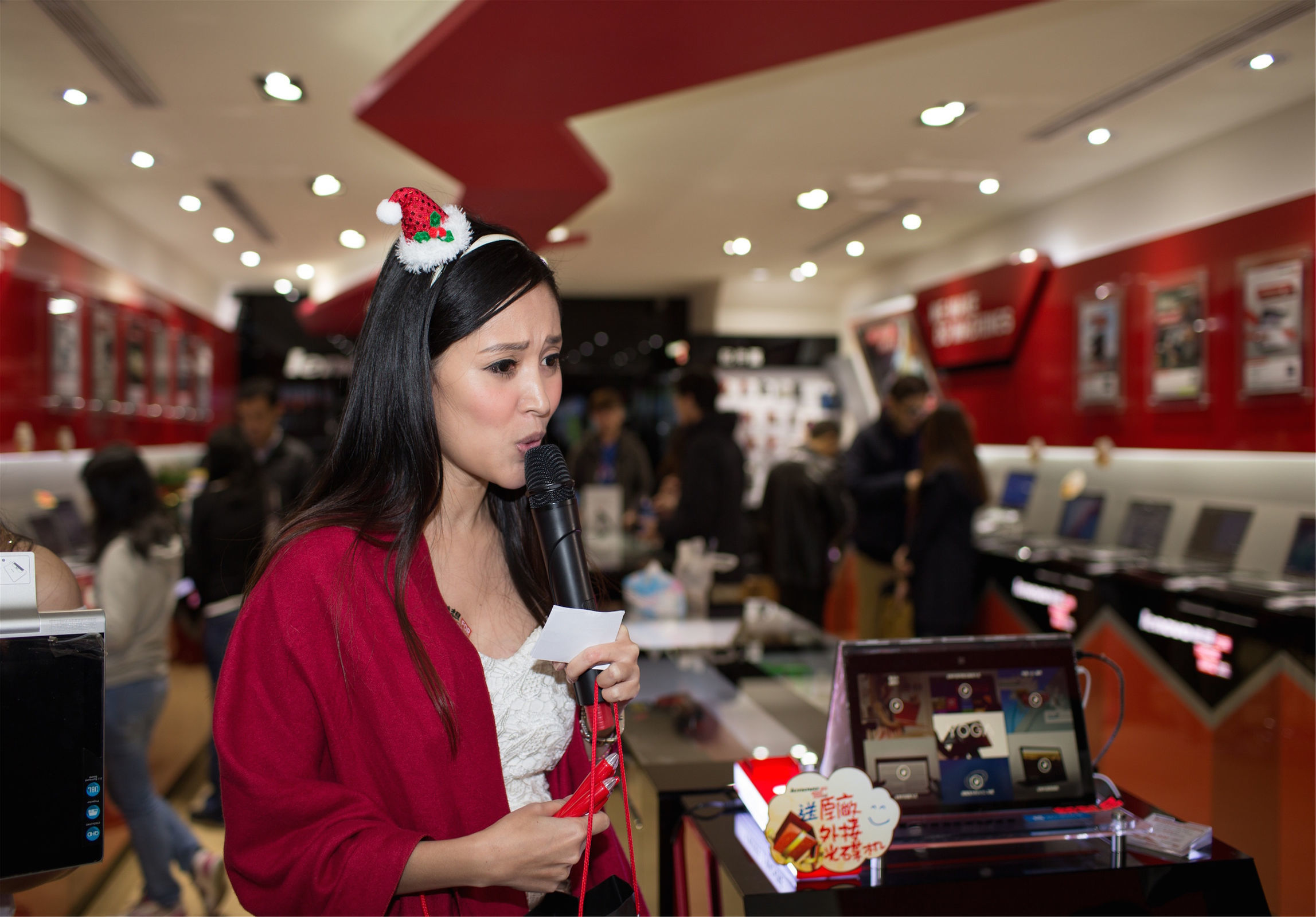 Taiwan Beauty Du Kewei Avy, Taipei City Guanghua Market, Lenovo counter salesperson