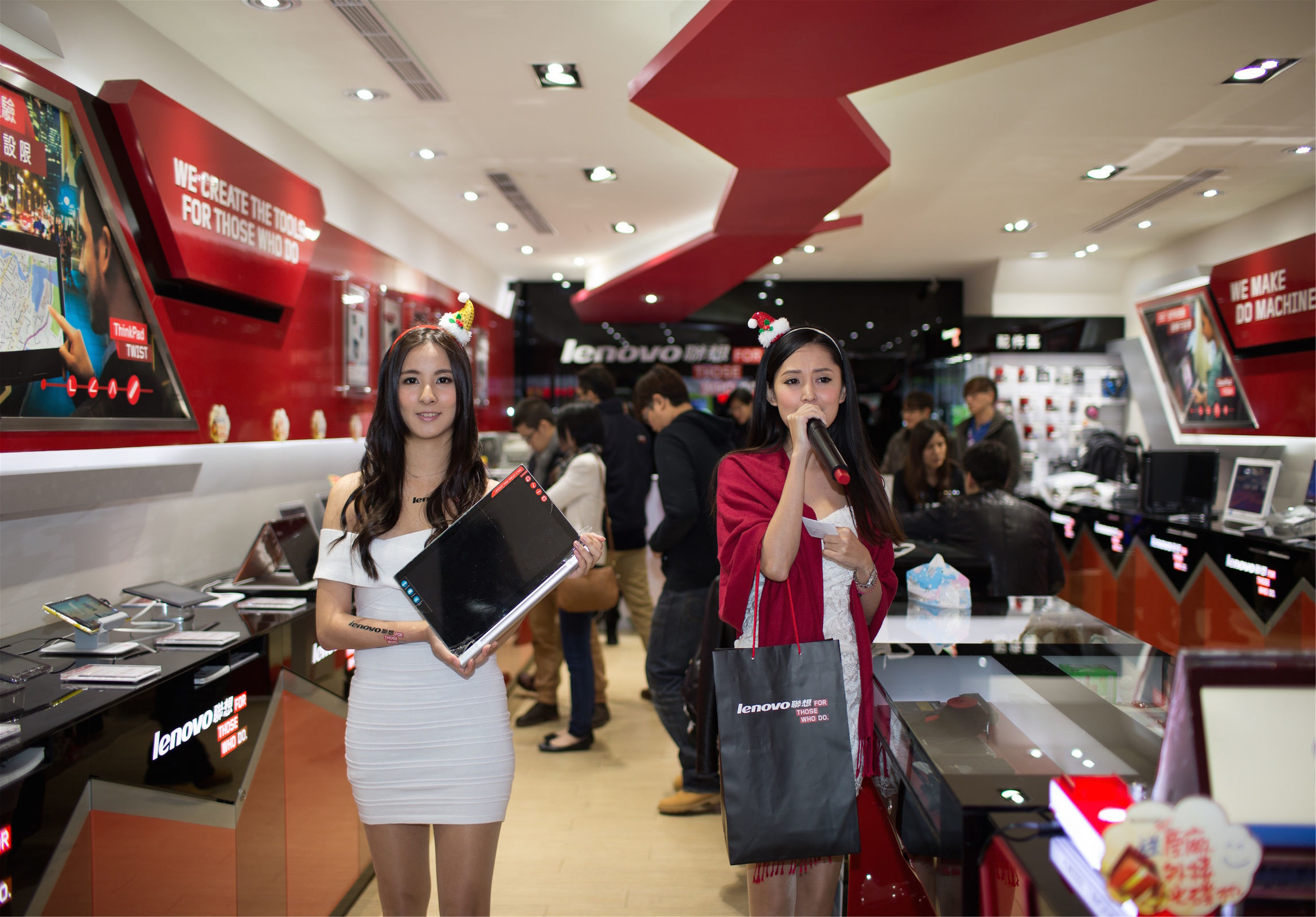 Taiwan Beauty Du Kewei Avy, Taipei City Guanghua Market, Lenovo counter salesperson