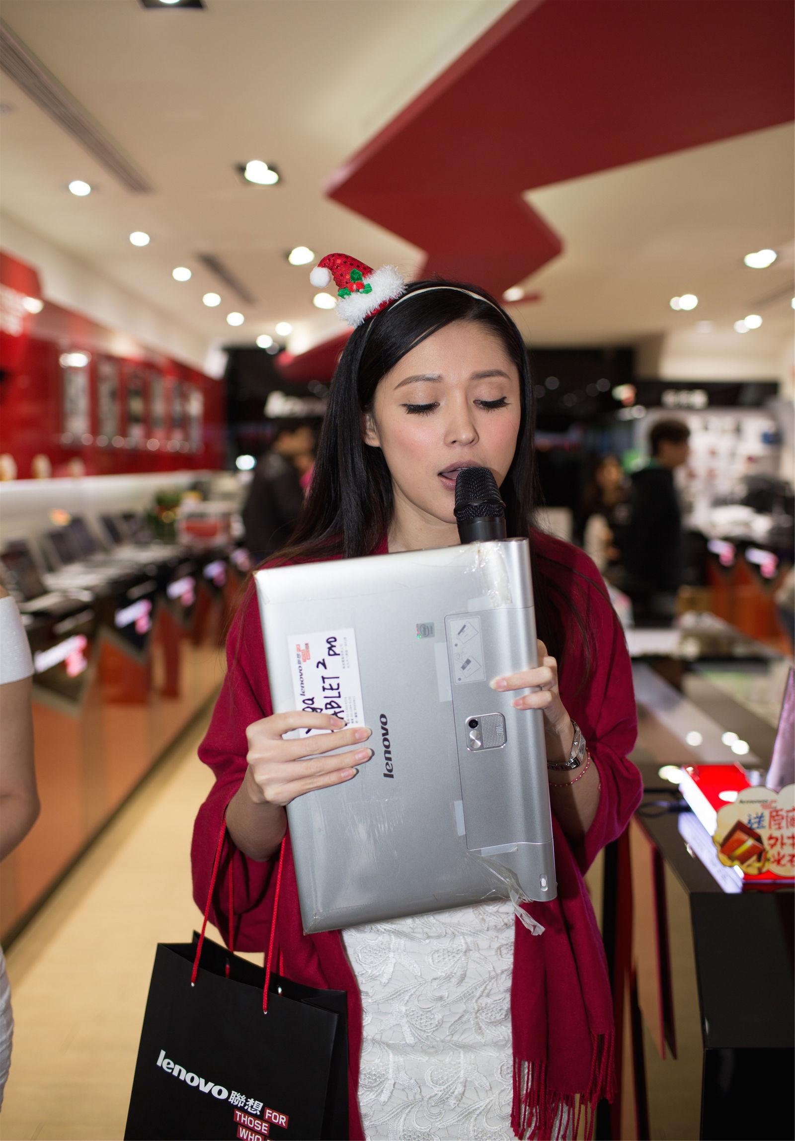 Taiwan Beauty Du Kewei Avy, Taipei City Guanghua Market, Lenovo counter salesperson