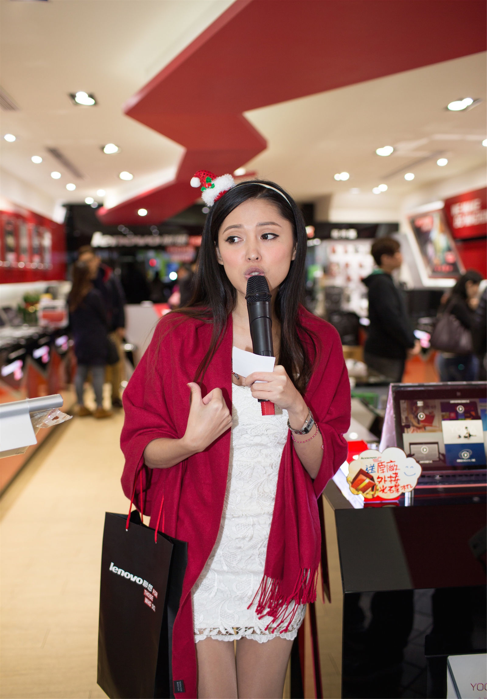 Taiwan Beauty Du Kewei Avy, Taipei City Guanghua Market, Lenovo counter salesperson