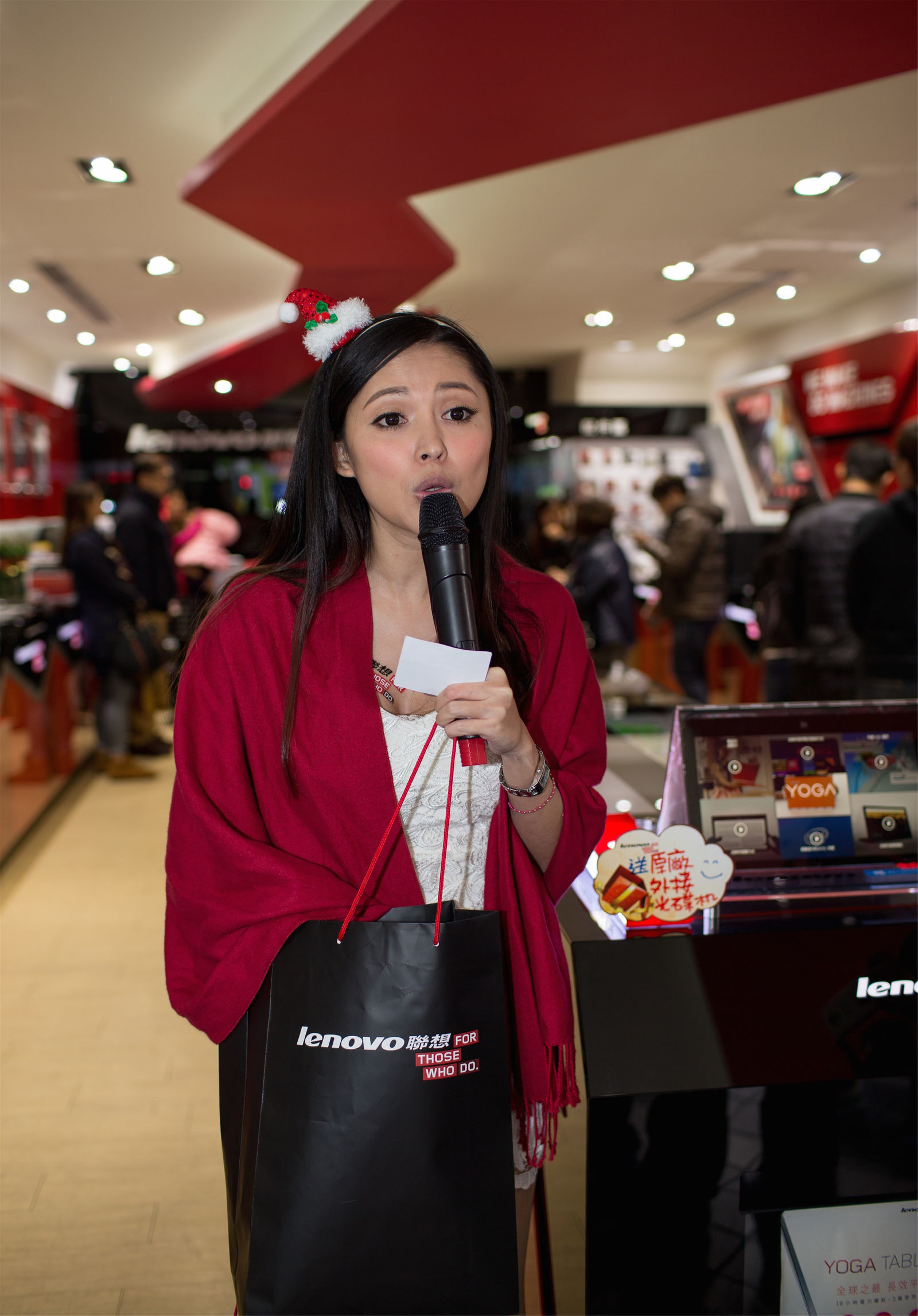 Taiwan Beauty Du Kewei Avy, Taipei City Guanghua Market, Lenovo counter salesperson