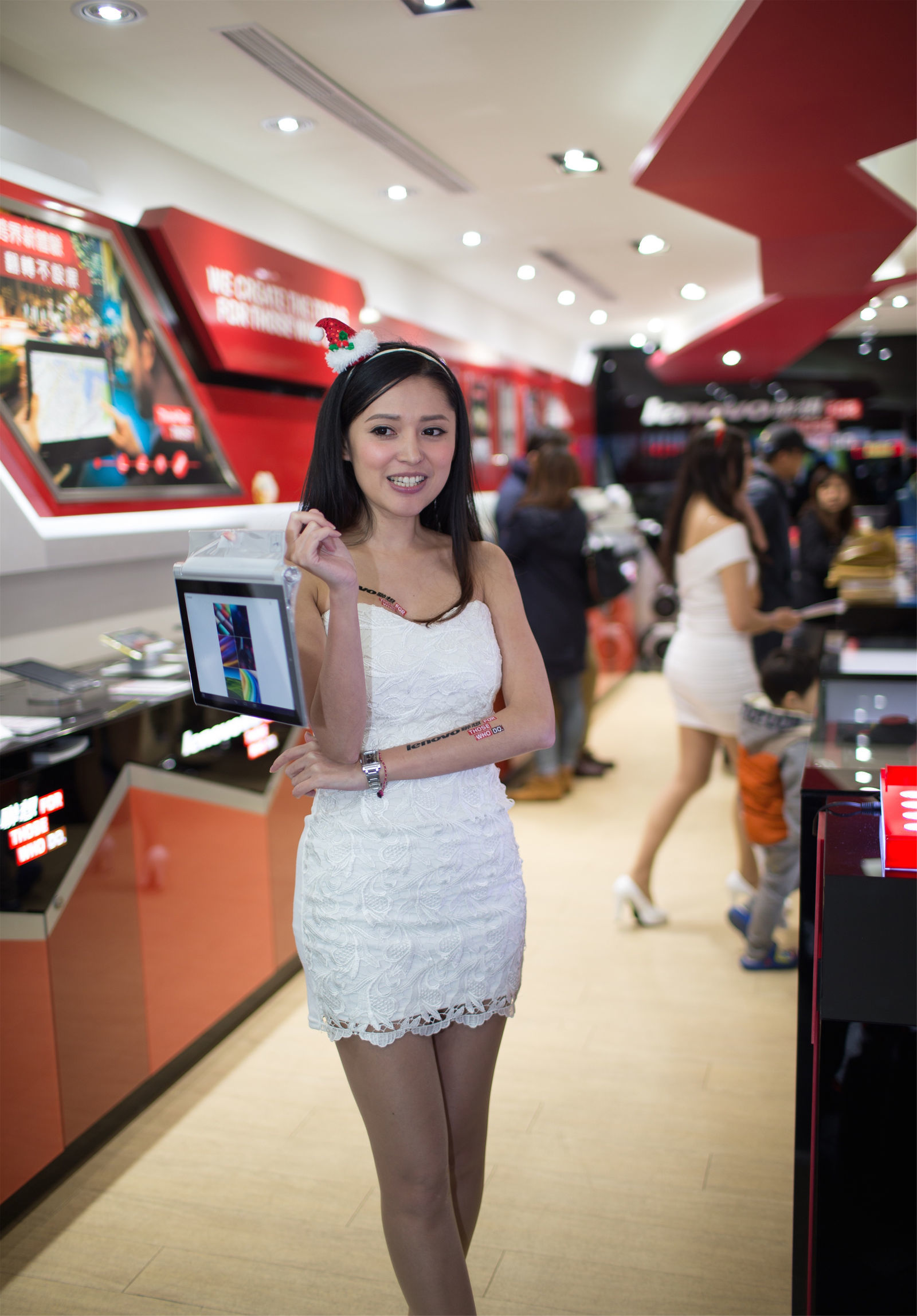 Taiwan Beauty Du Kewei Avy, Taipei City Guanghua Market, Lenovo counter salesperson