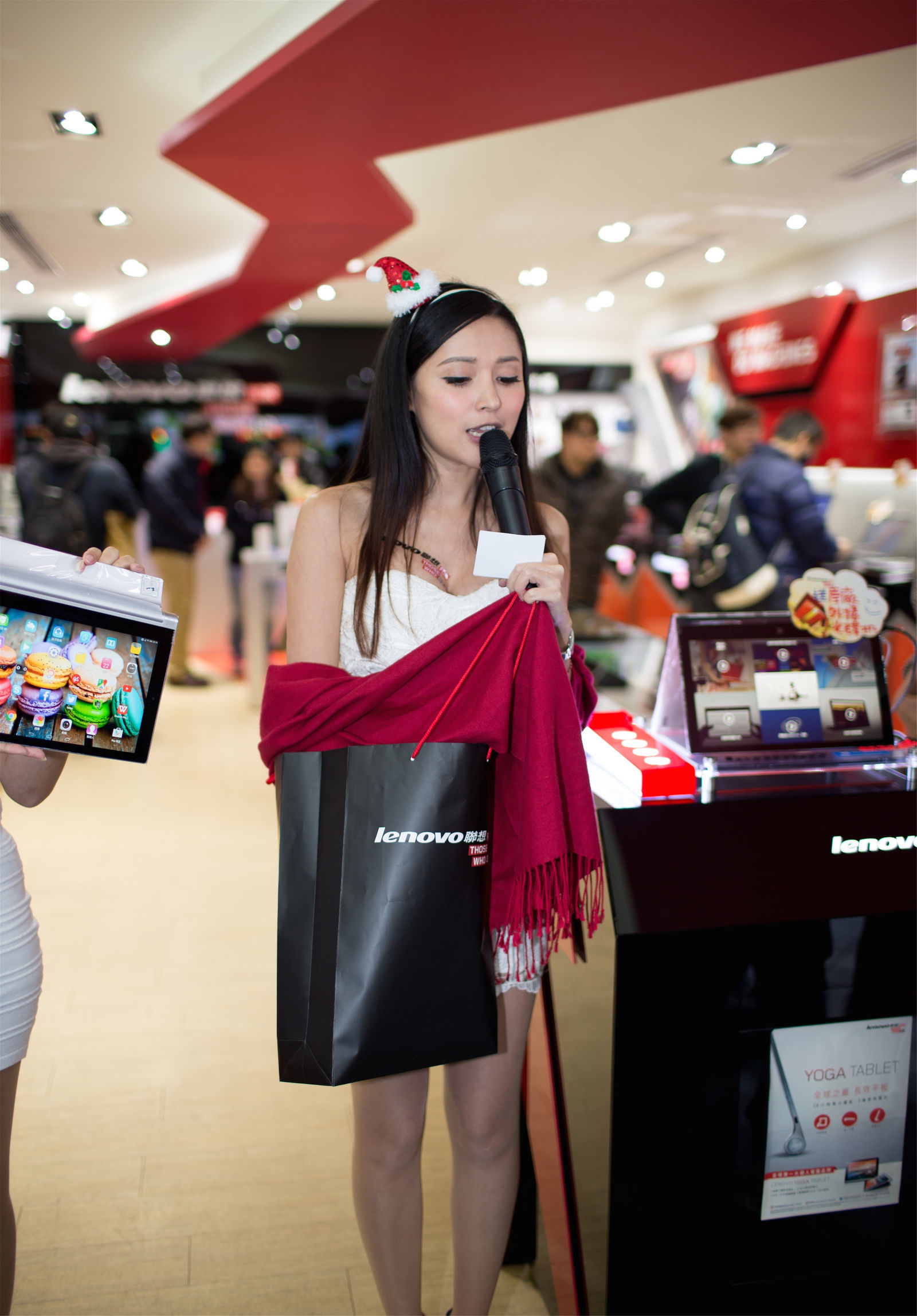 Taiwan Beauty Du Kewei Avy, Taipei City Guanghua Market, Lenovo counter salesperson