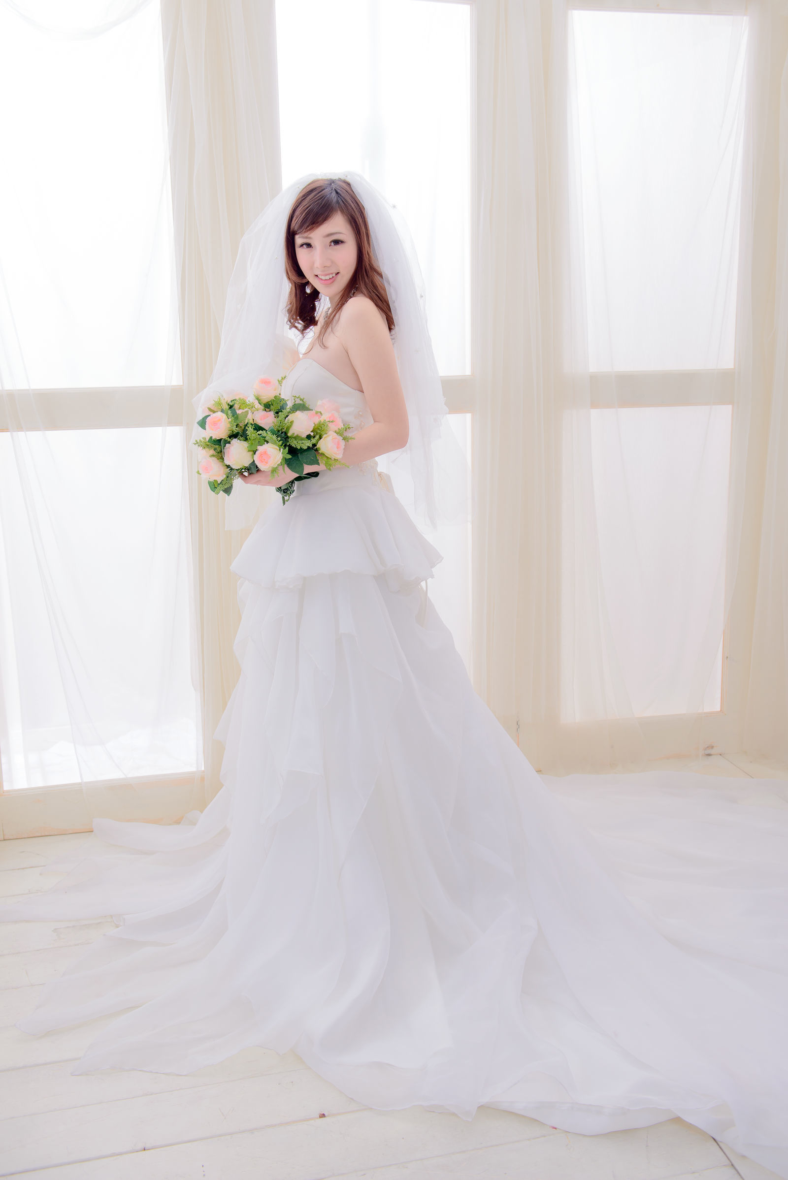 台湾の美女] チェン・シイン 藍白ウェディングドレス写真集