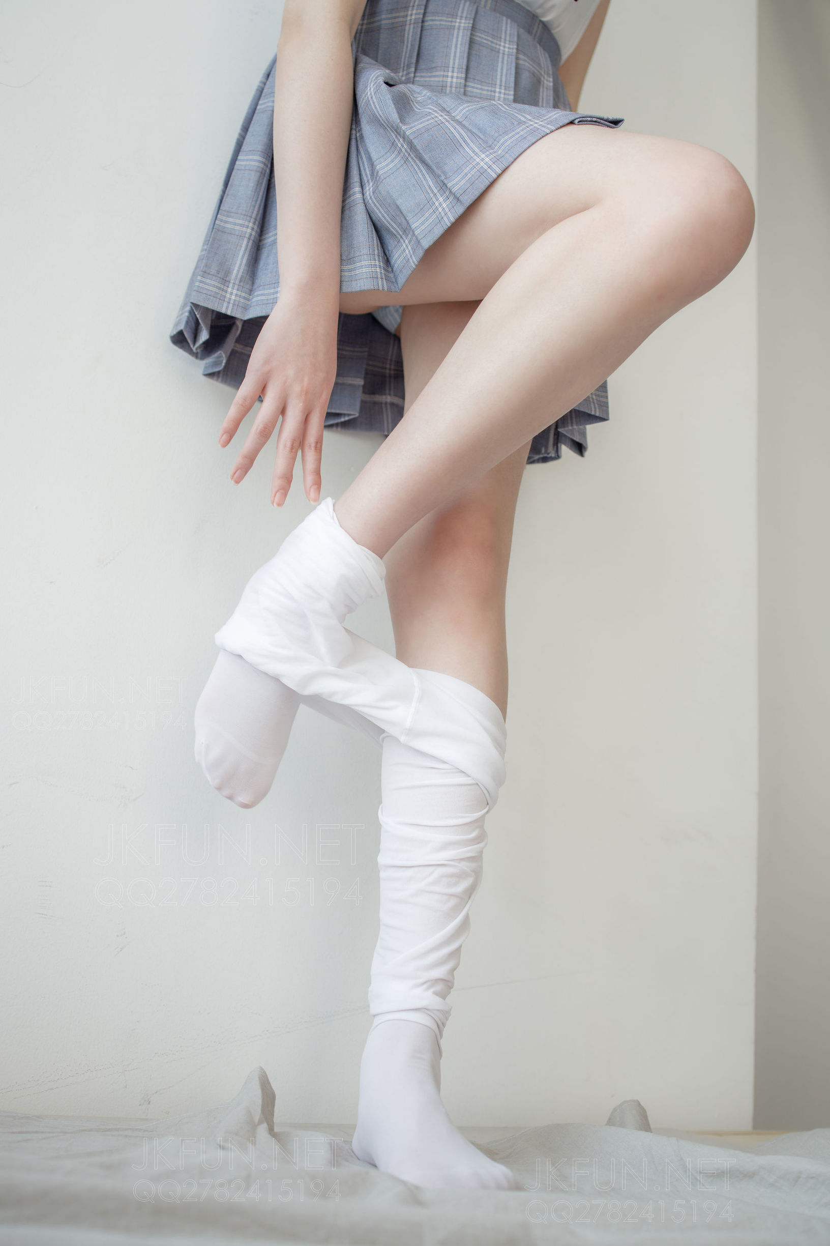 森ロ財団] JKFUN-002 Aika 可愛い学妹のシルク足