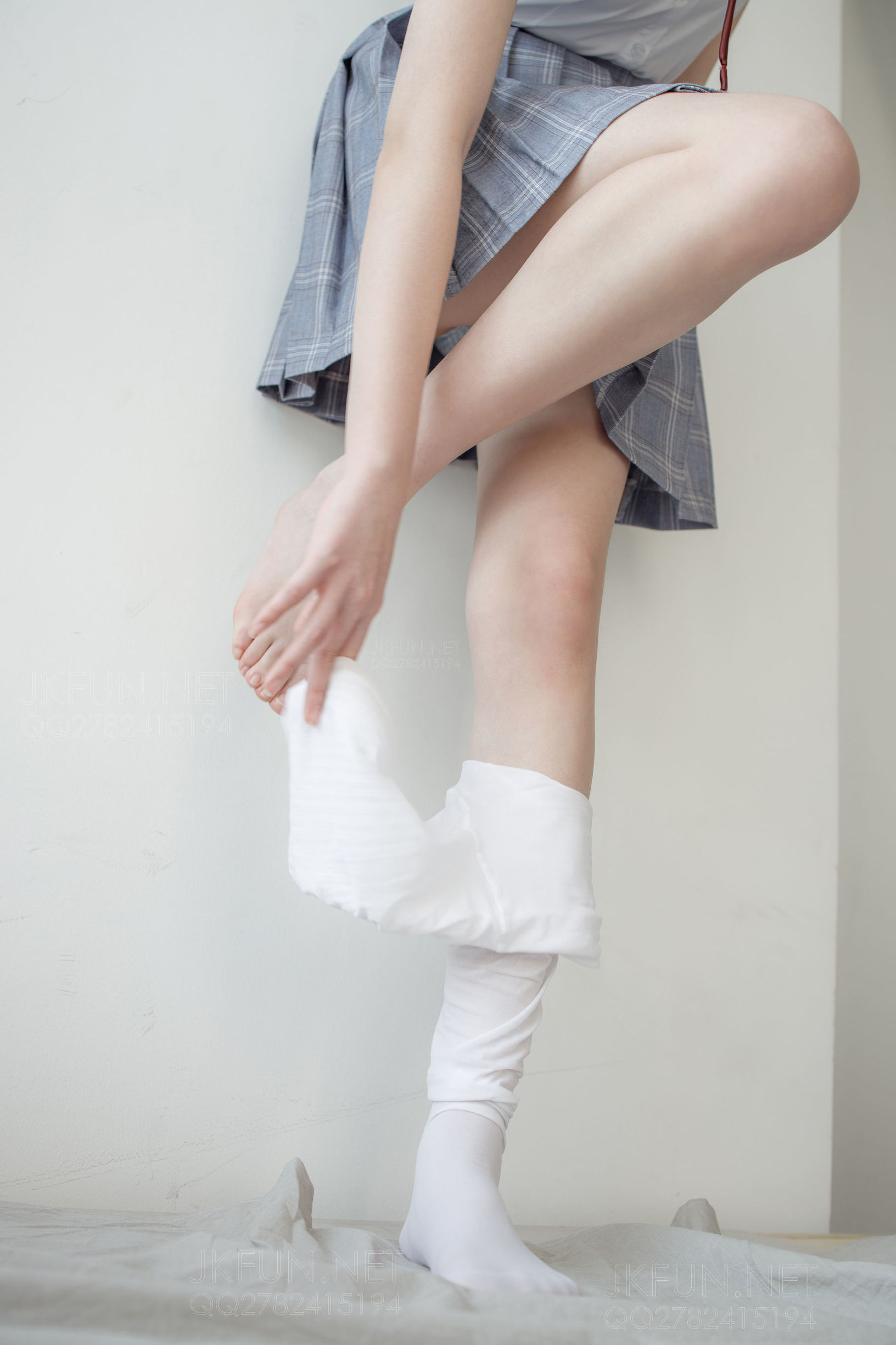 森ロ財団] JKFUN-002 Aika 可愛い学妹のシルク足