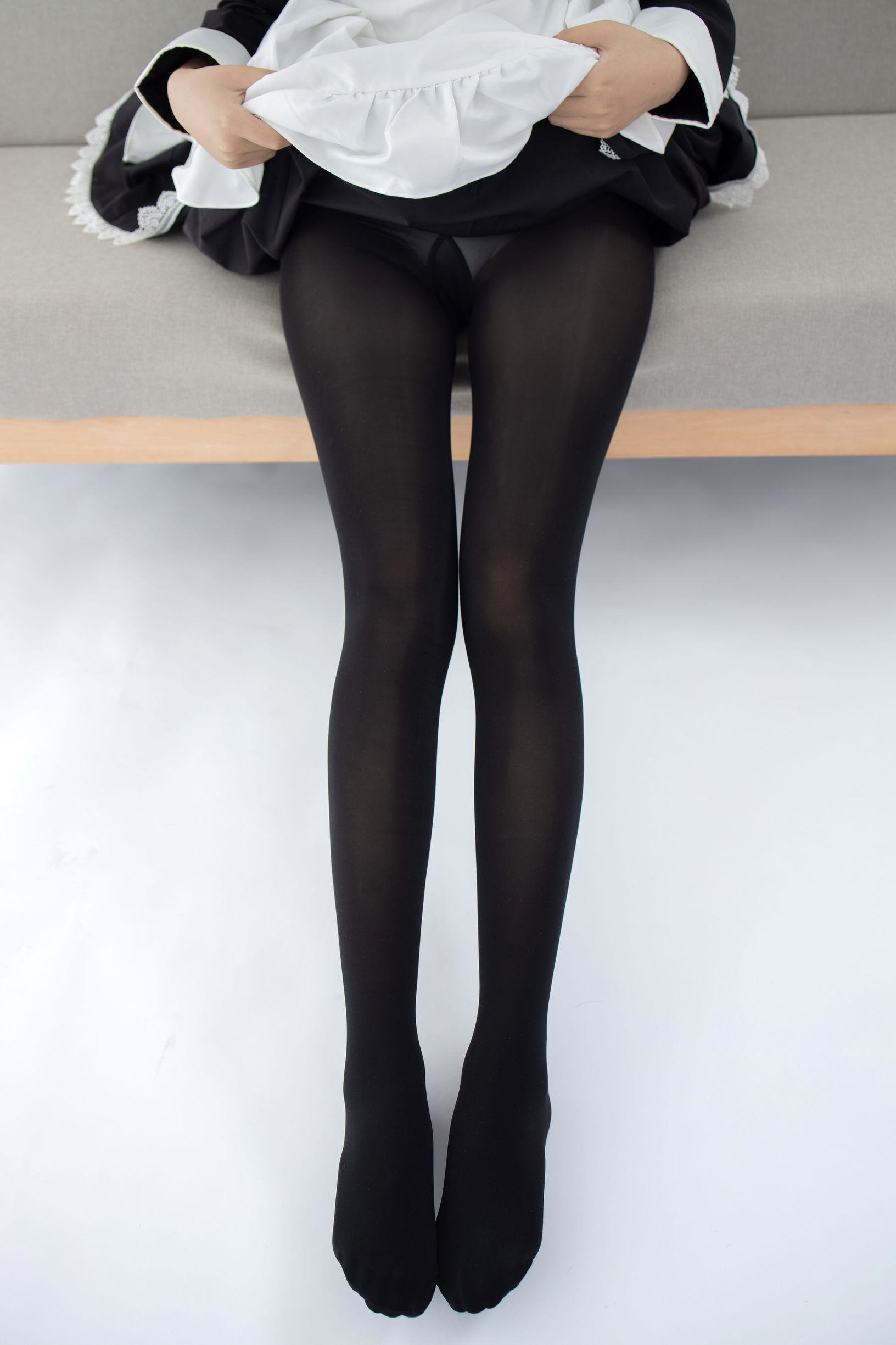 森羅財団] JKFUN-029 フイ子 80D黒ストッキング 踏み物メイド