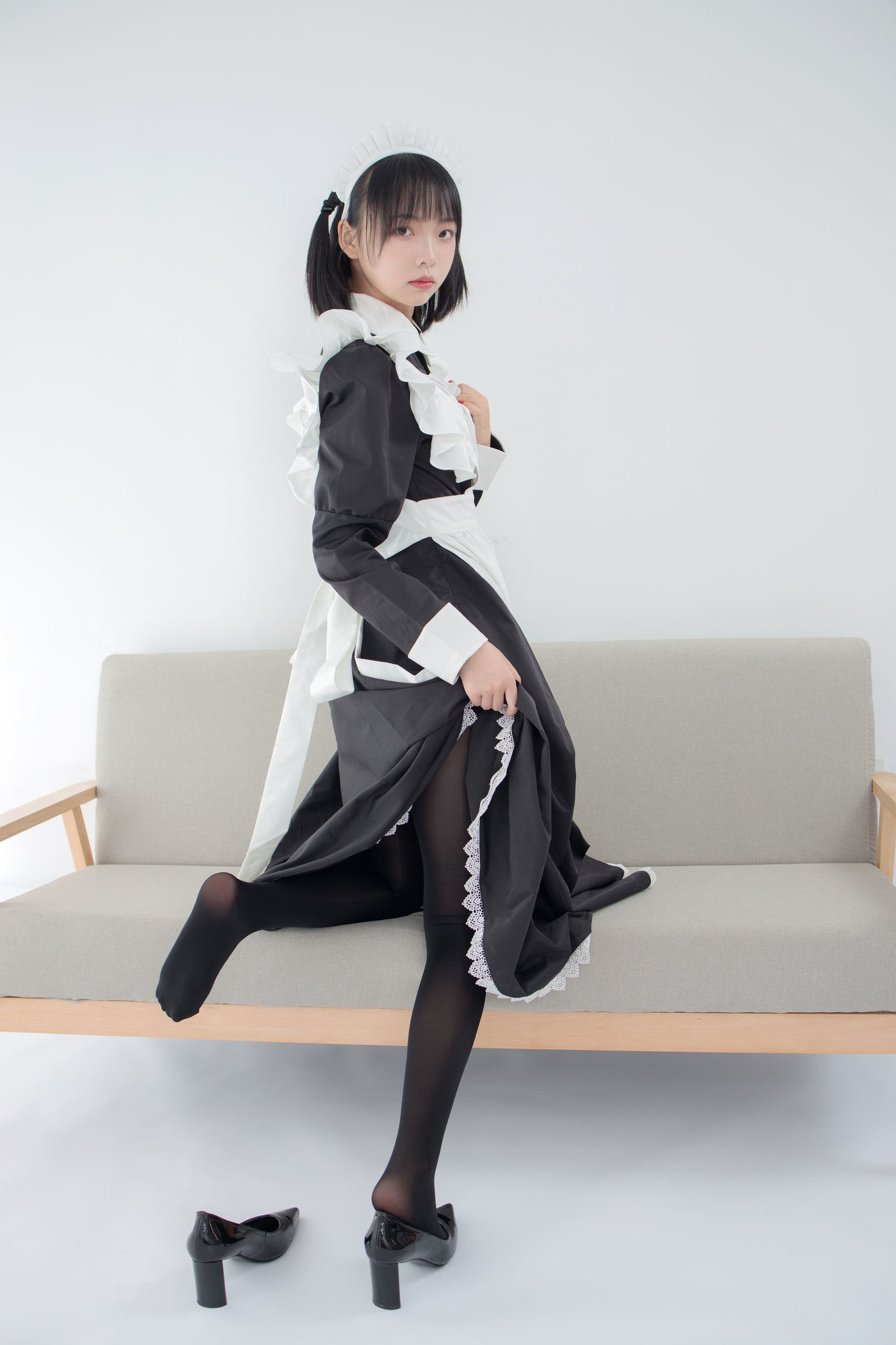 森羅財団] JKFUN-029 フイ子 80D黒ストッキング 踏み物メイド