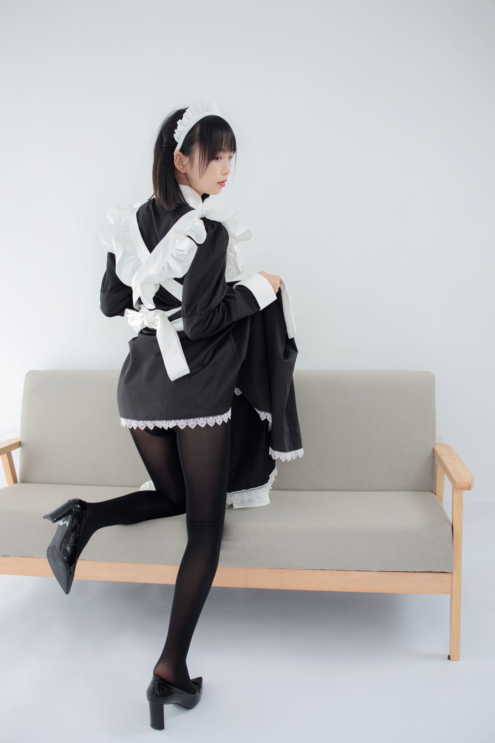 森羅財団] JKFUN-029 フイ子 80D黒ストッキング 踏み物メイド