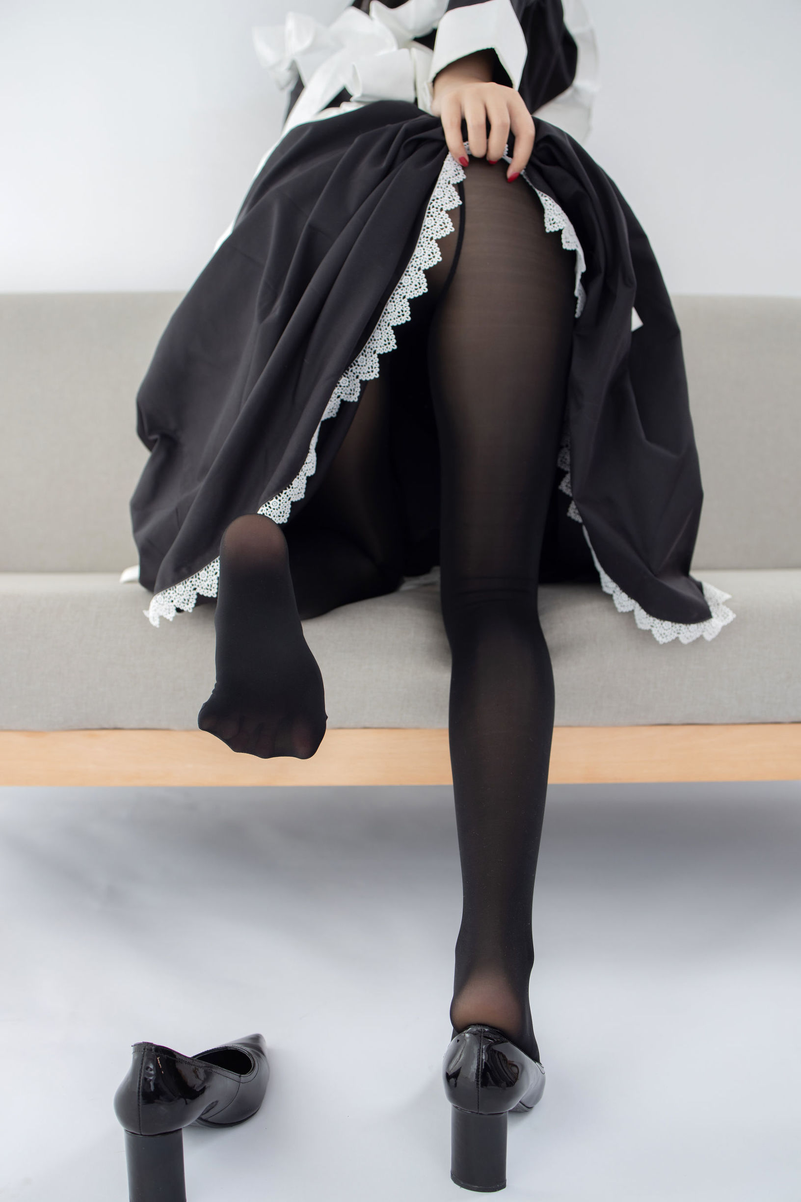 森羅財団] JKFUN-029 フイ子 80D黒ストッキング 踏み物メイド