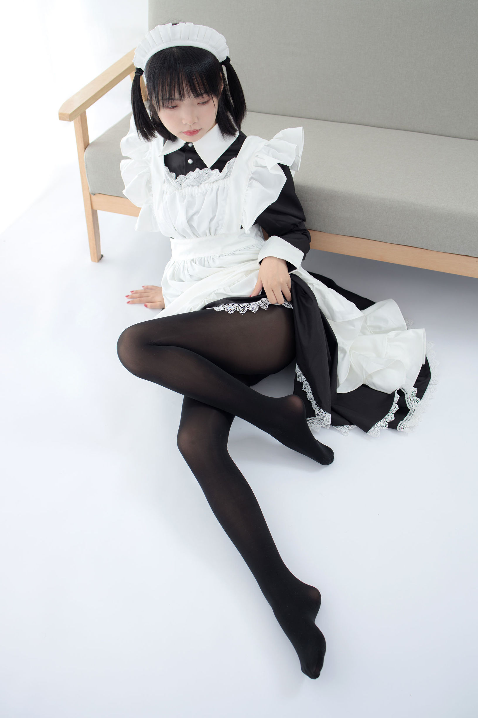 森羅財団] JKFUN-029 フイ子 80D黒ストッキング 踏み物メイド