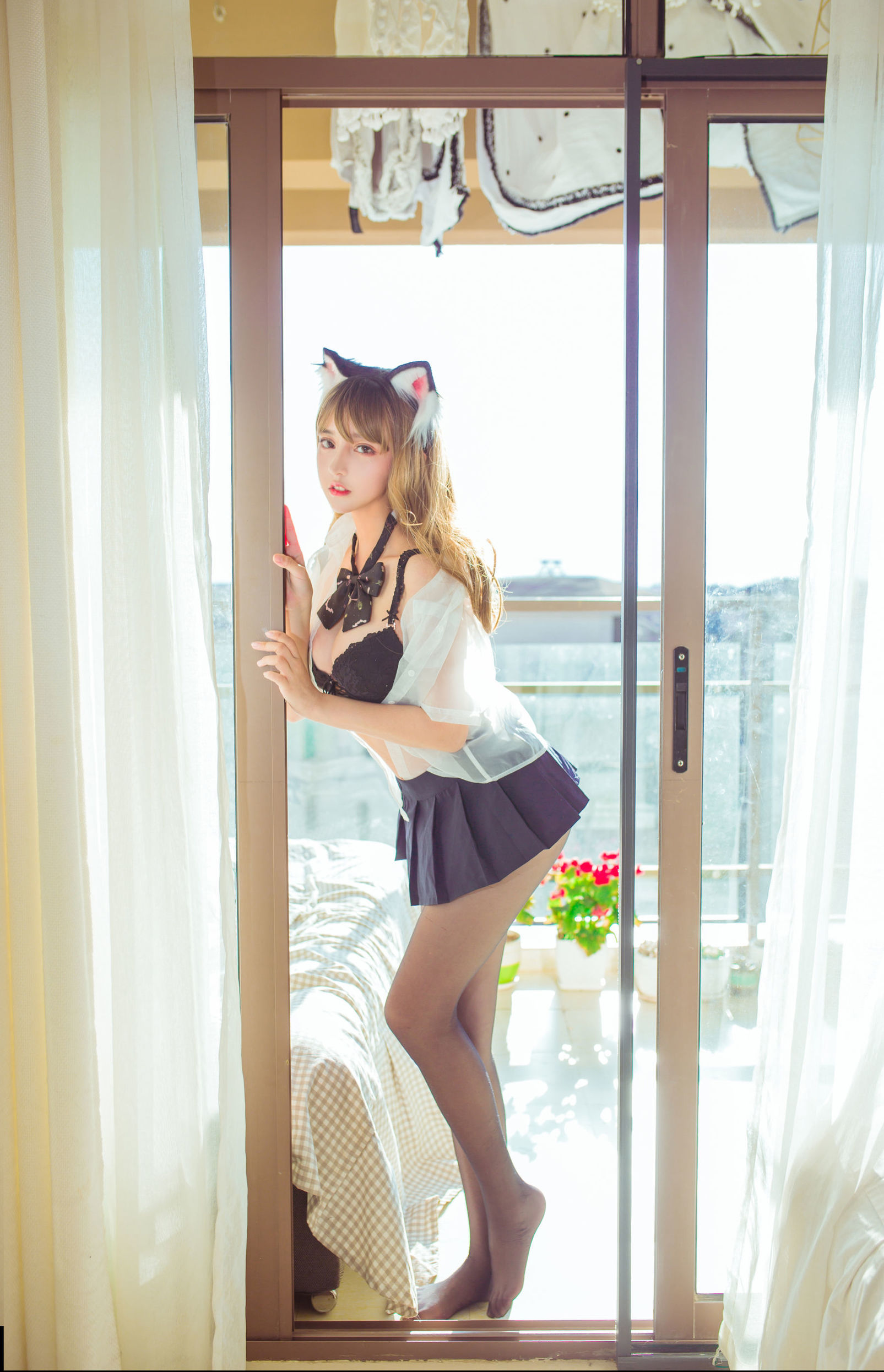 ロリコス] ドウユ メイセンセンさま - バルコニーで黒シルクのセクシーな猫