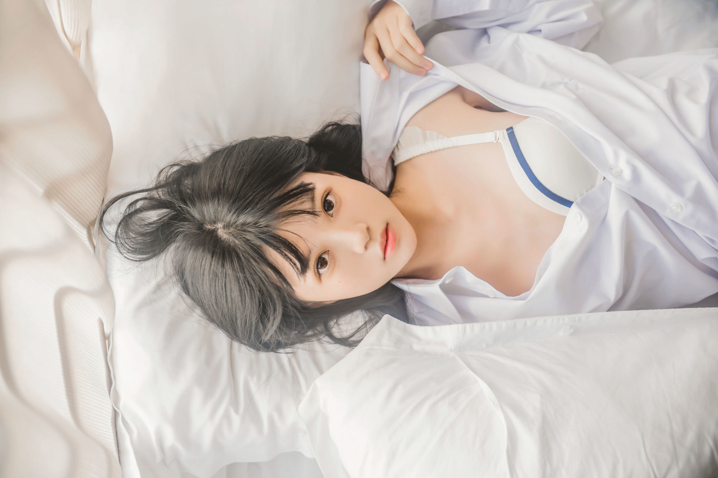  belle  Cosplay] Sakura Meow《Sakura Chưa Chín - Áo Sơ Mi Trắng Lan Tỏa》