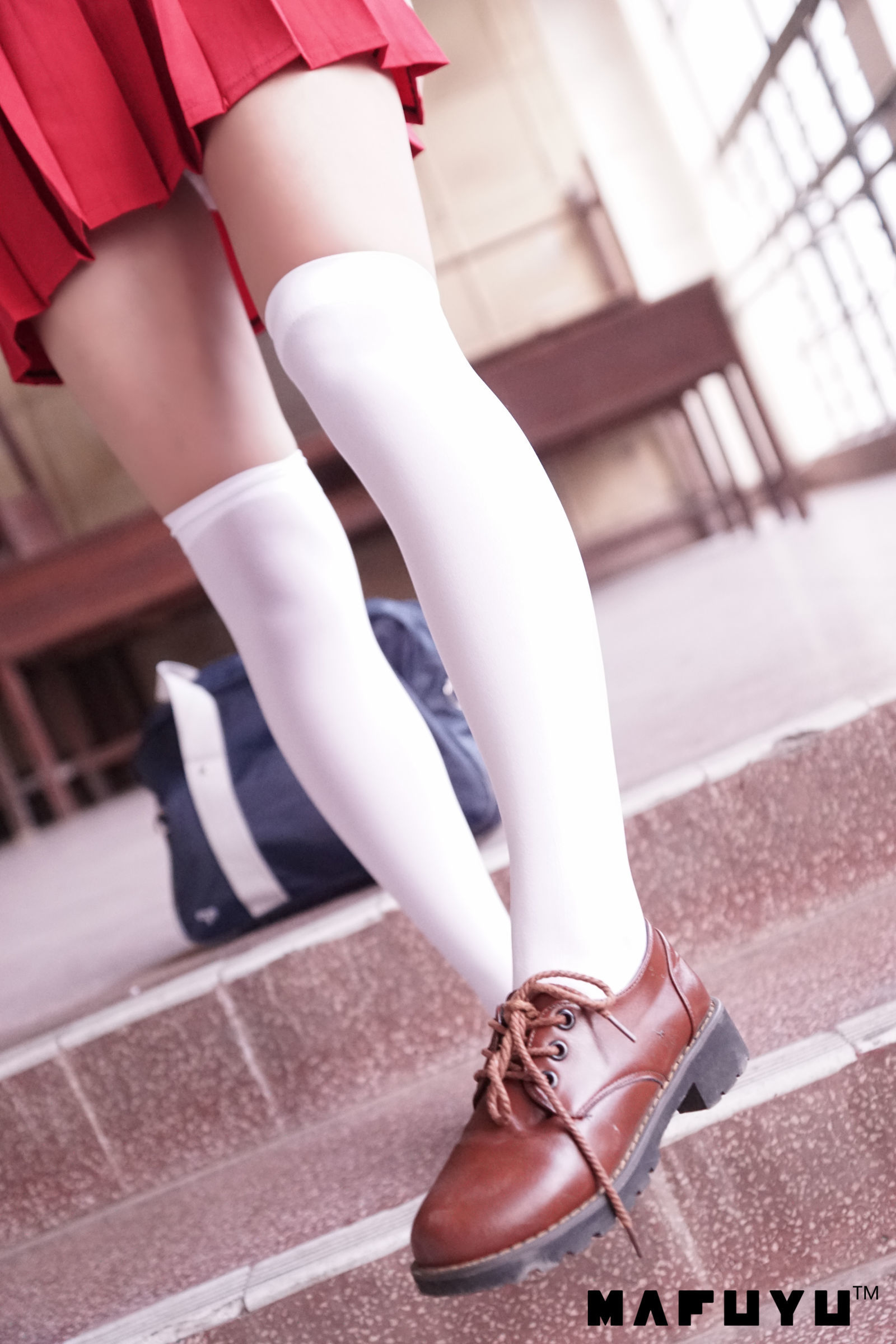  belle ta Cosplay] Kagura Ban Mahiro Red JK White Over-Knee Series Photo Set