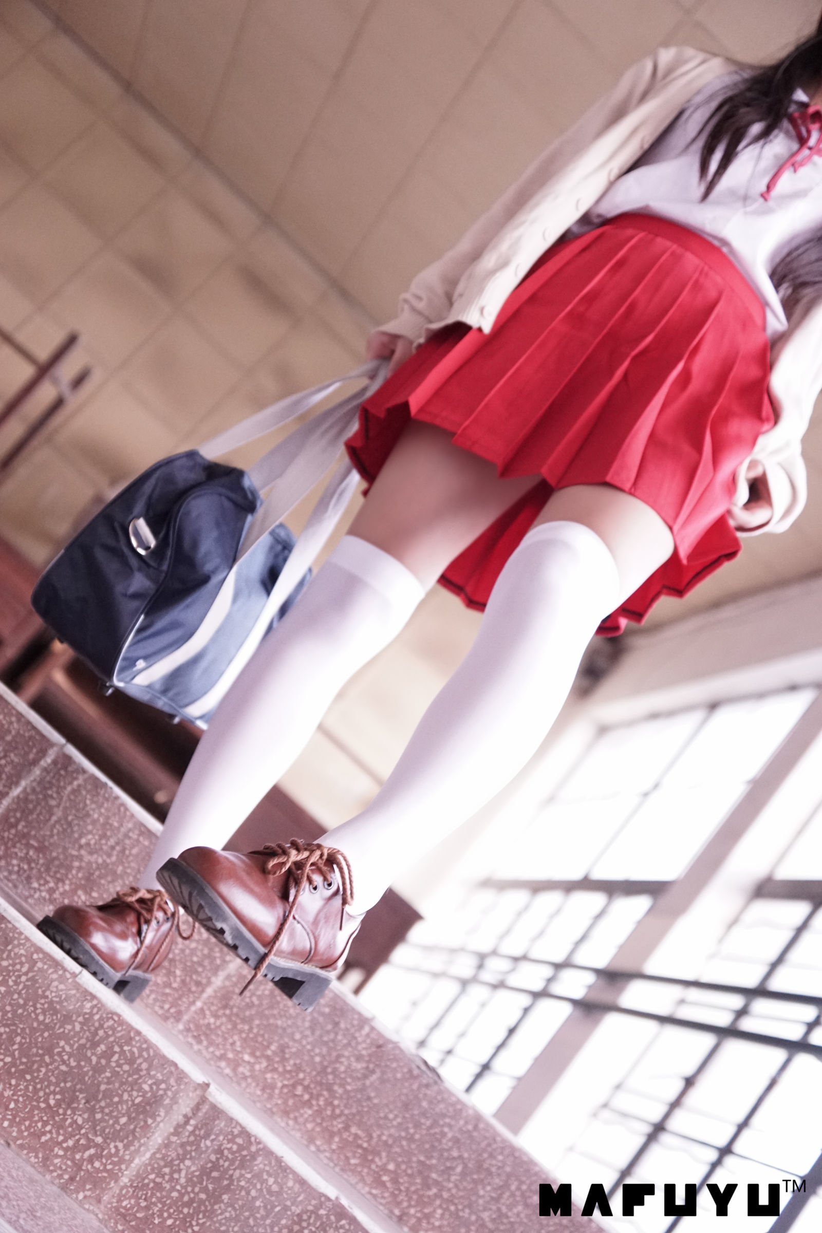  belle ta Cosplay] Kagura Ban Mahiro Red JK White Over-Knee Series Photo Set