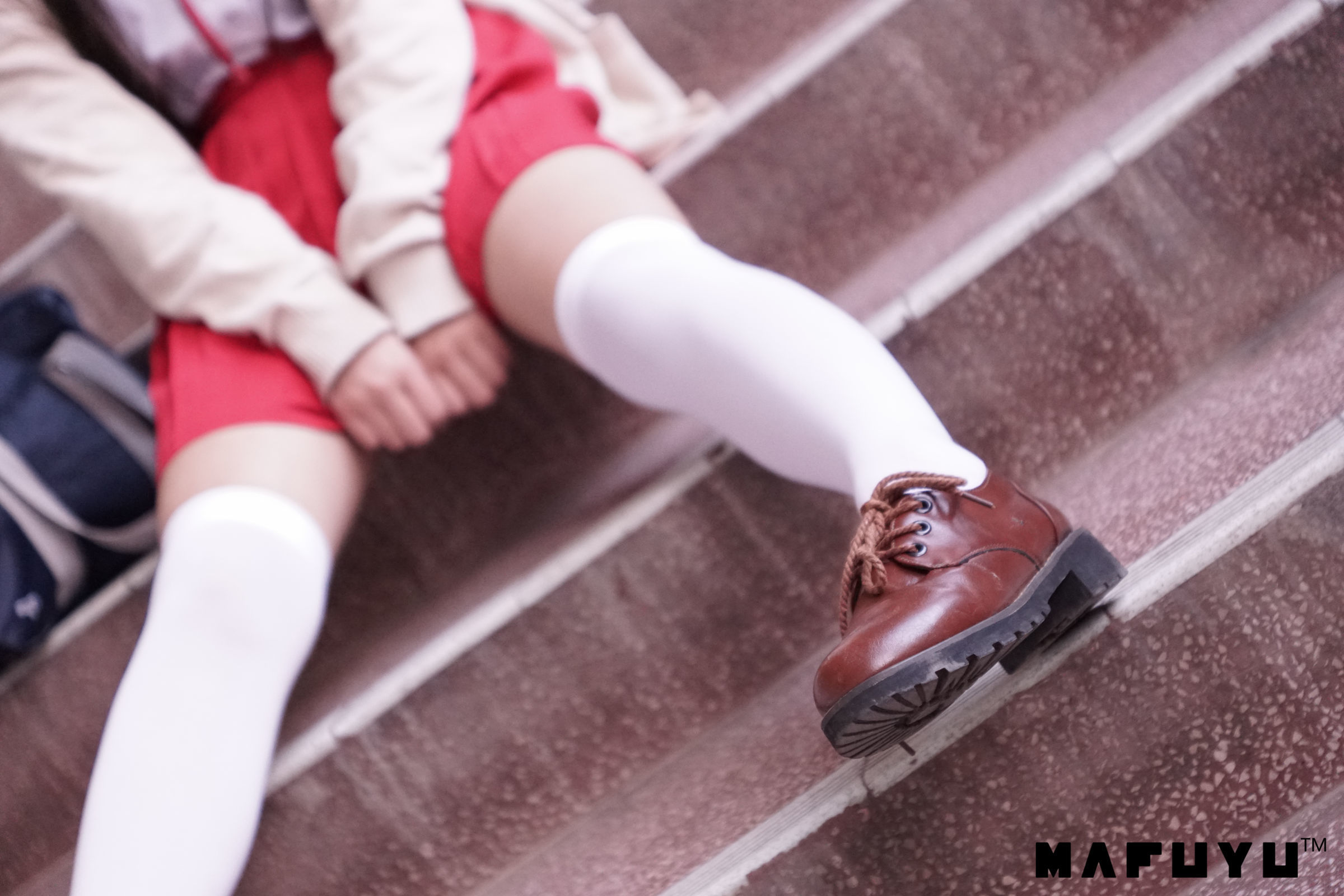 belle ta Cosplay] Kagura Ban Mahiro Red JK White Over-Knee Series Photo Set