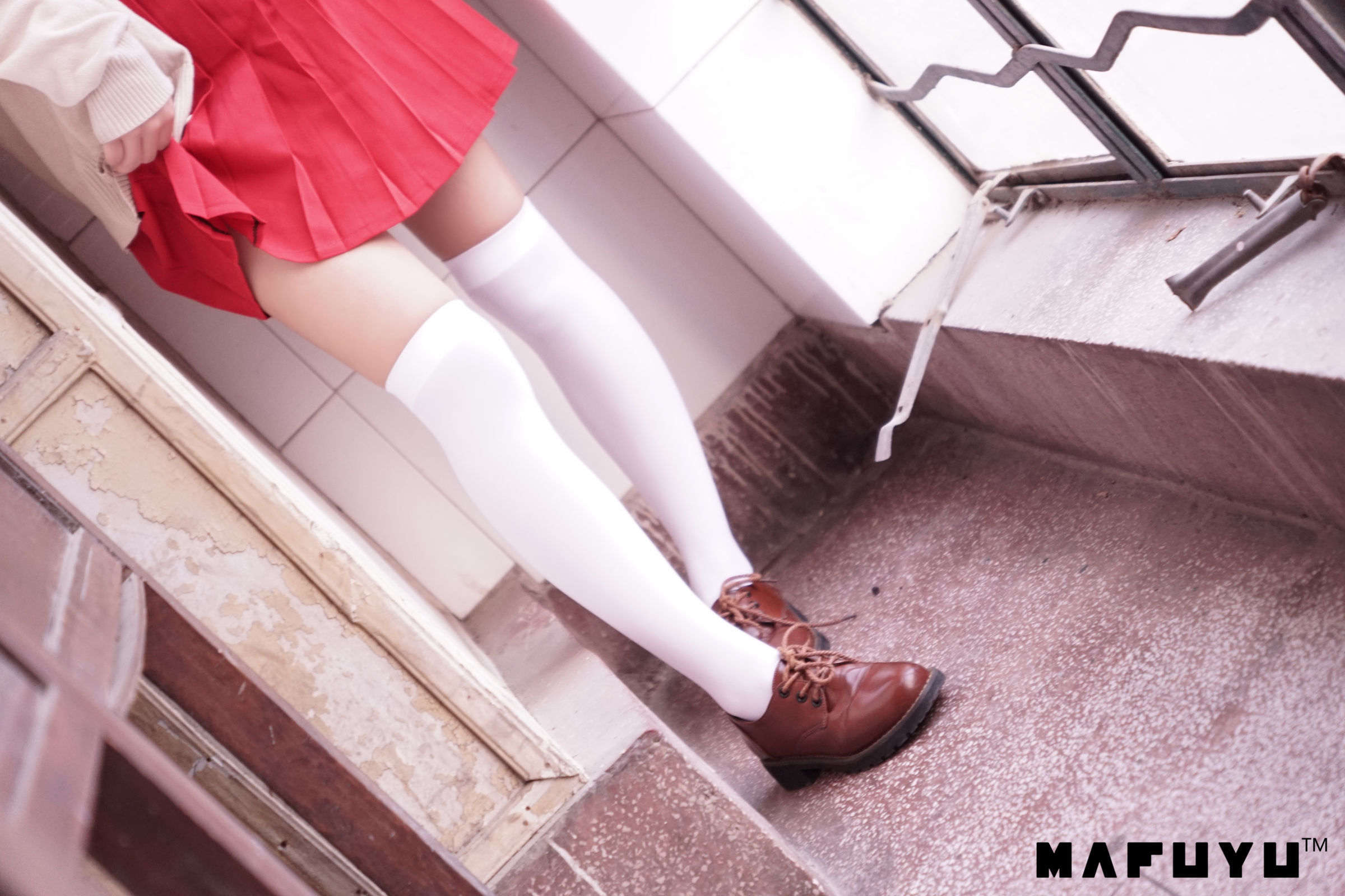  belle  Cosplay] Kagura Ban Mafuyu - Hồng JK Trắng Qua Đầu Gối Series Bộ Ảnh
