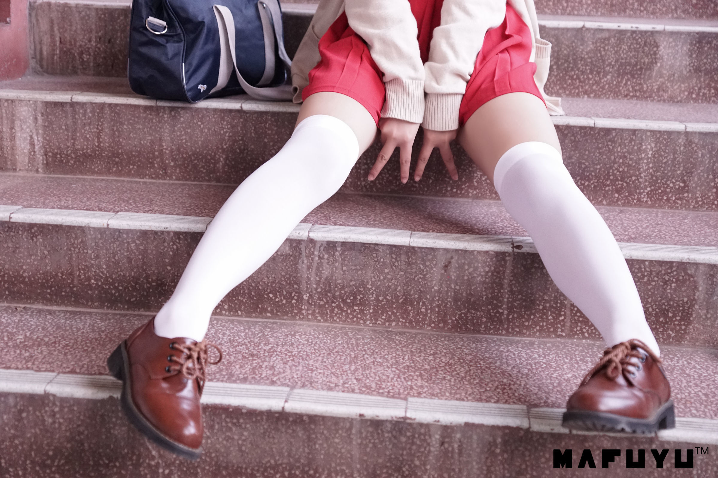  belle ta Cosplay] Kagura Ban Mahiro Red JK White Over-Knee Series Photo Set