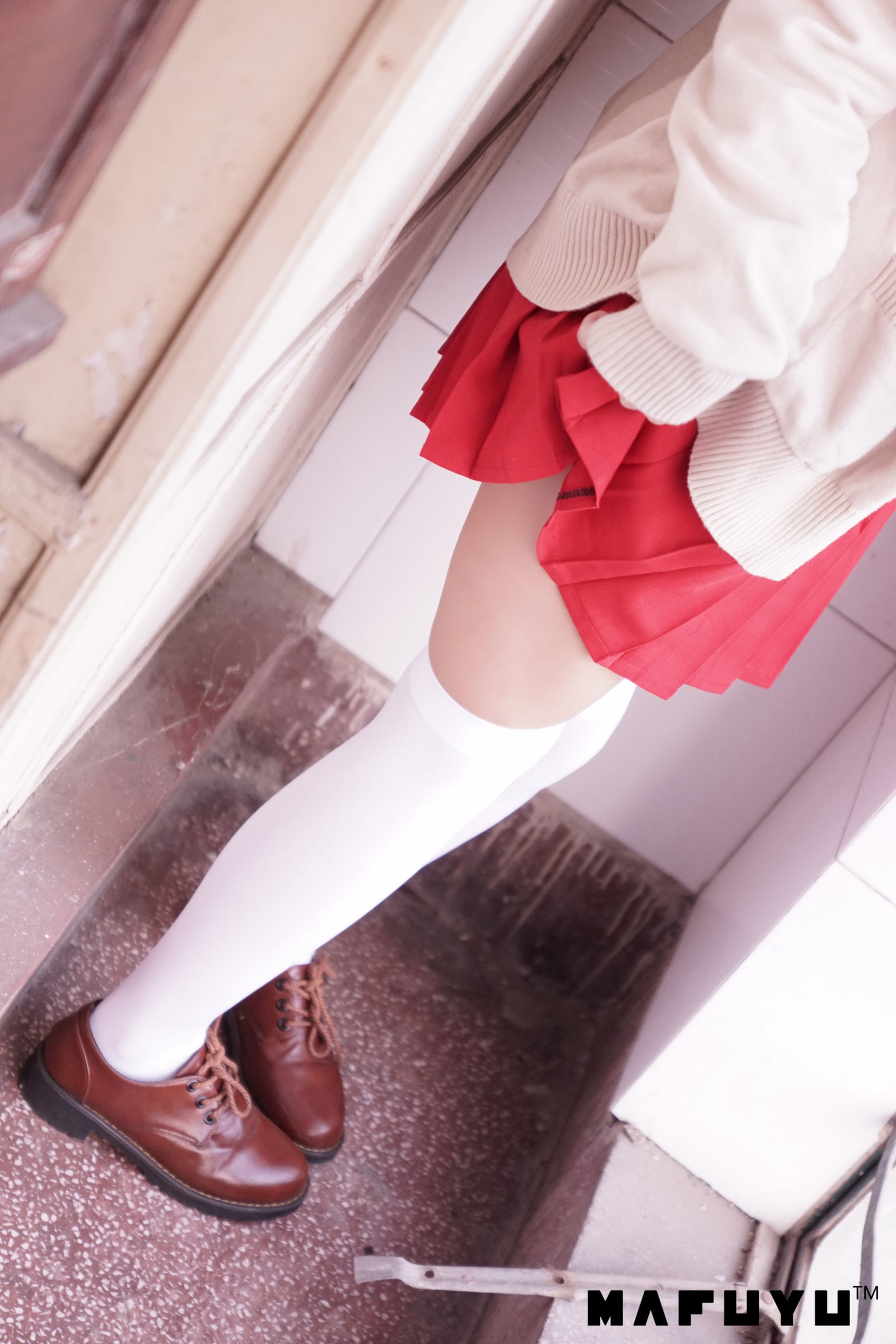  belle  Cosplay] Kagura Ban Mafuyu - Hồng JK Trắng Qua Đầu Gối Series Bộ Ảnh