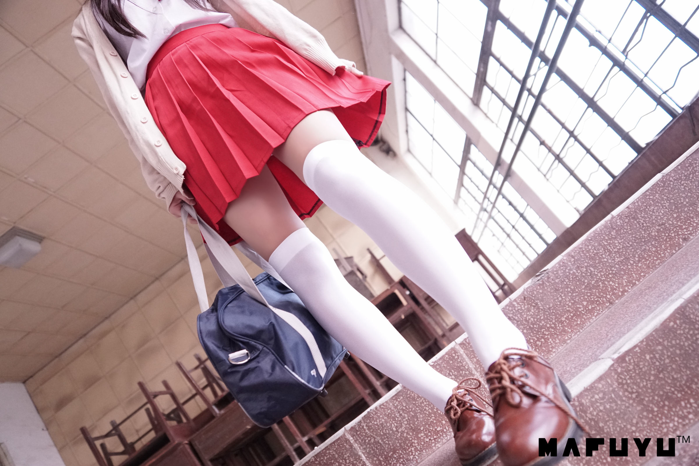  belle ta Cosplay] Kagura Ban Mahiro Red JK White Over-Knee Series Photo Set