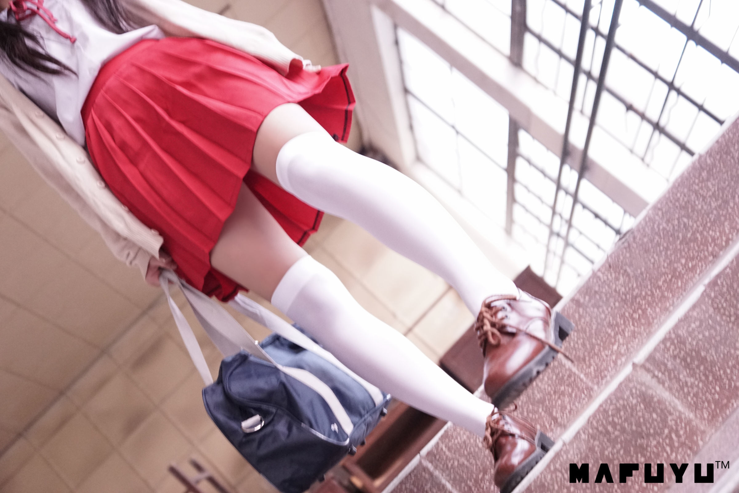  belle ta Cosplay] Kagura Ban Mahiro Red JK White Over-Knee Series Photo Set