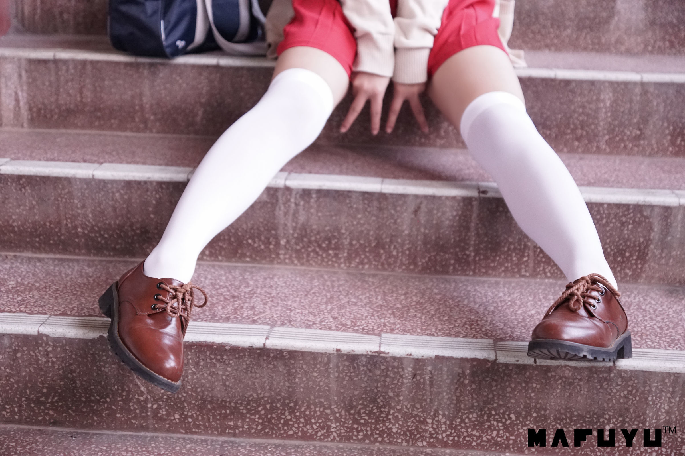  belle ta Cosplay] Kagura Ban Mahiro Red JK White Over-Knee Series Photo Set