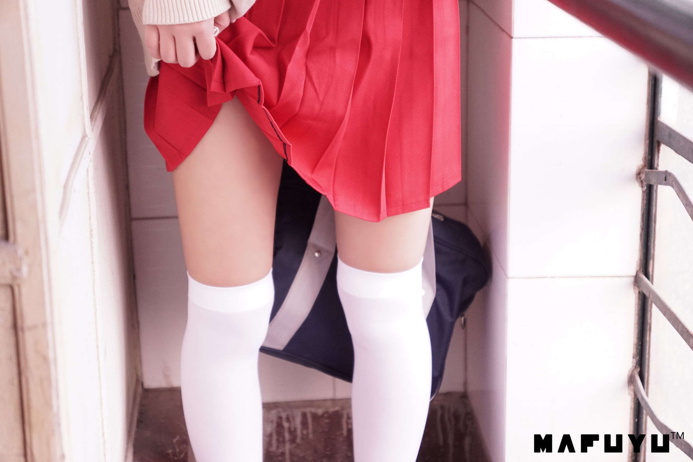  belle  Cosplay] Kagura Ban Mafuyu - Hồng JK Trắng Qua Đầu Gối Series Bộ Ảnh