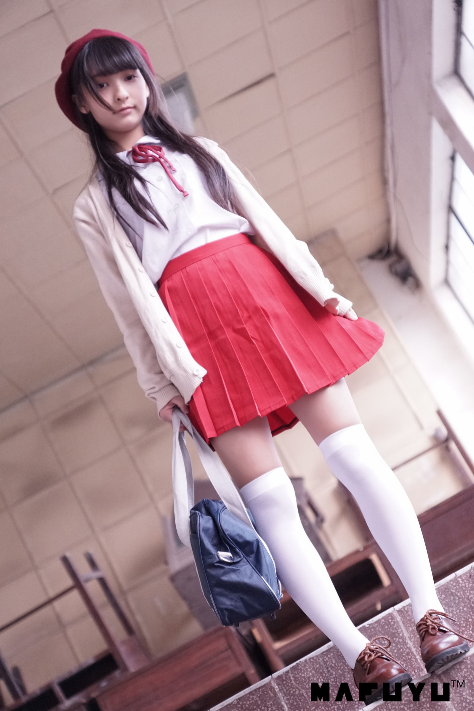  belle  Cosplay] Kagura Ban Mafuyu - Hồng JK Trắng Qua Đầu Gối Series Bộ Ảnh