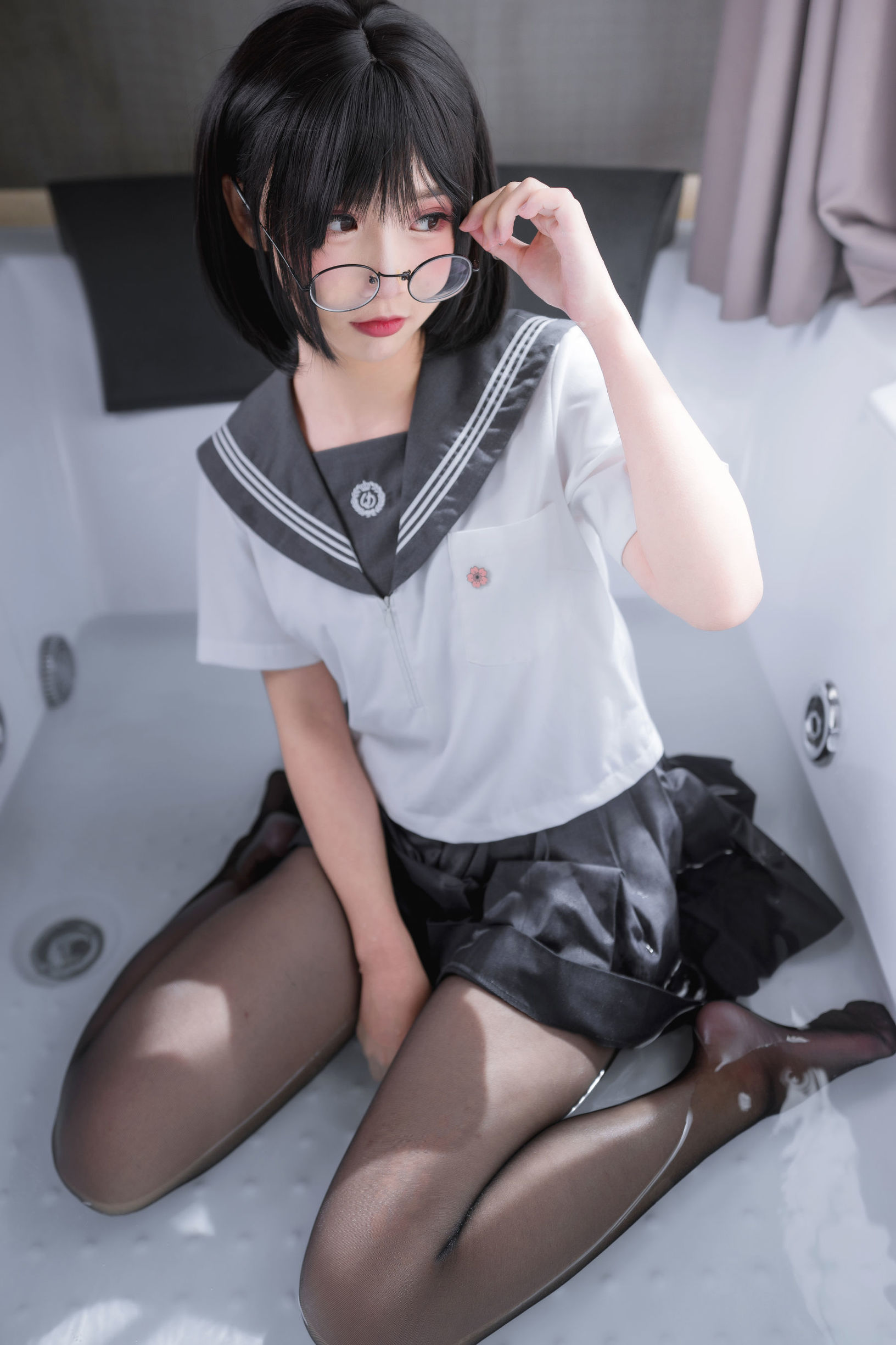 蘿莉COS] 麵餅仙兒 - 腦內少女 黑絲JK