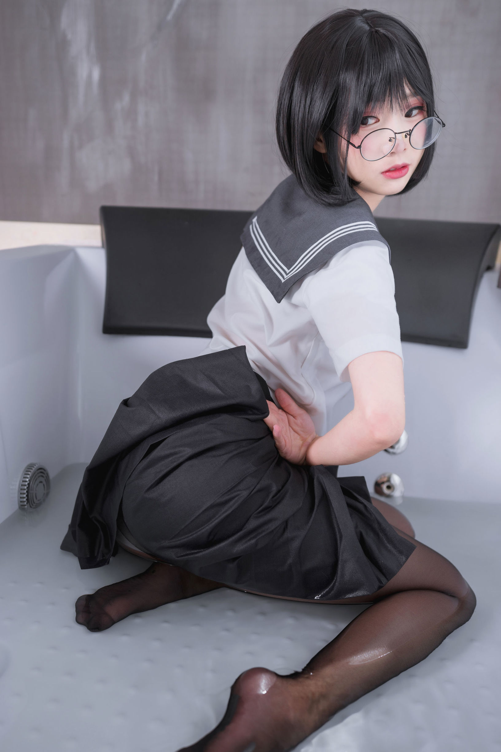 蘿莉COS] 麵餅仙兒 - 腦內少女 黑絲JK