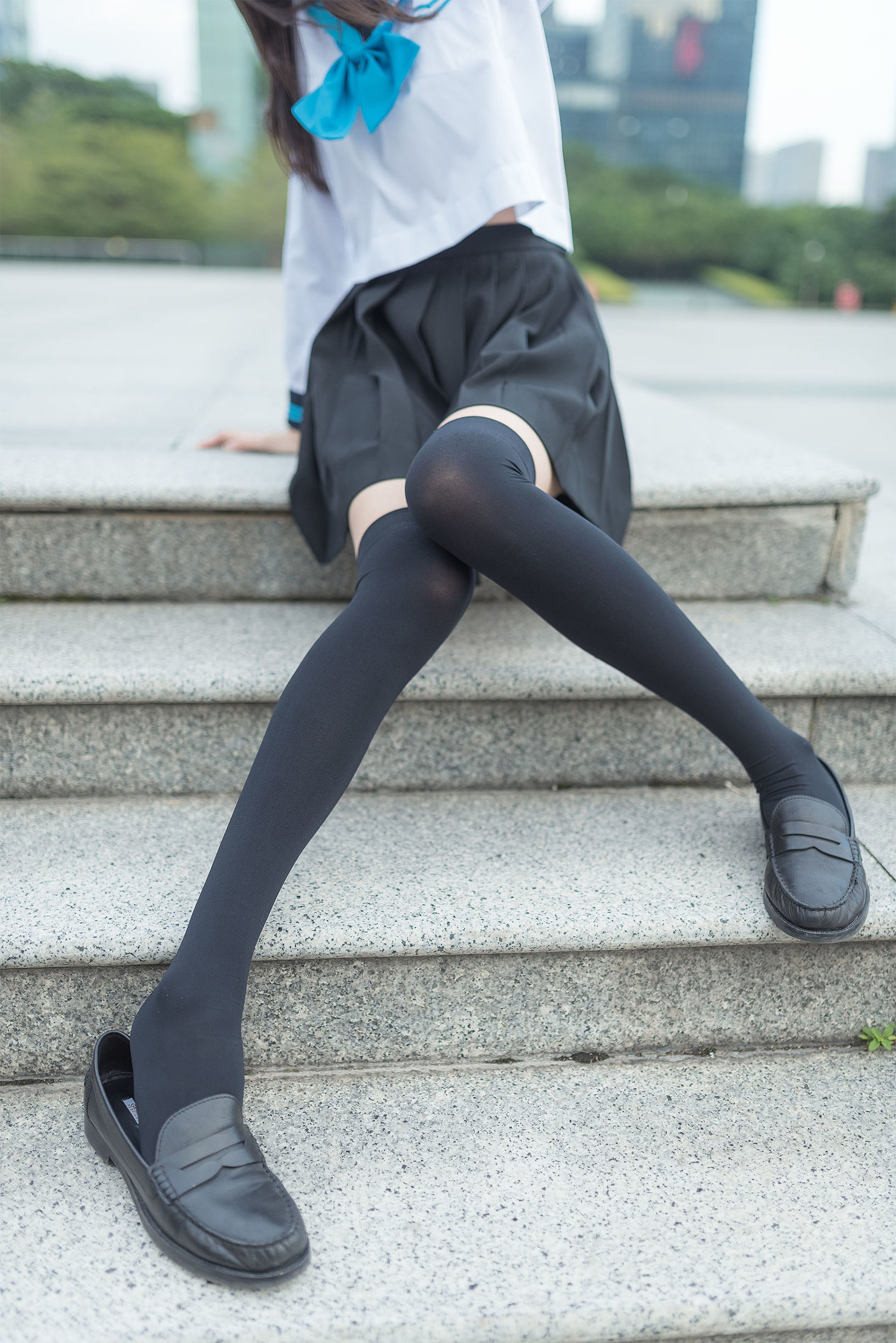 風の領域] No.003 黒ストッキング美脚屋外