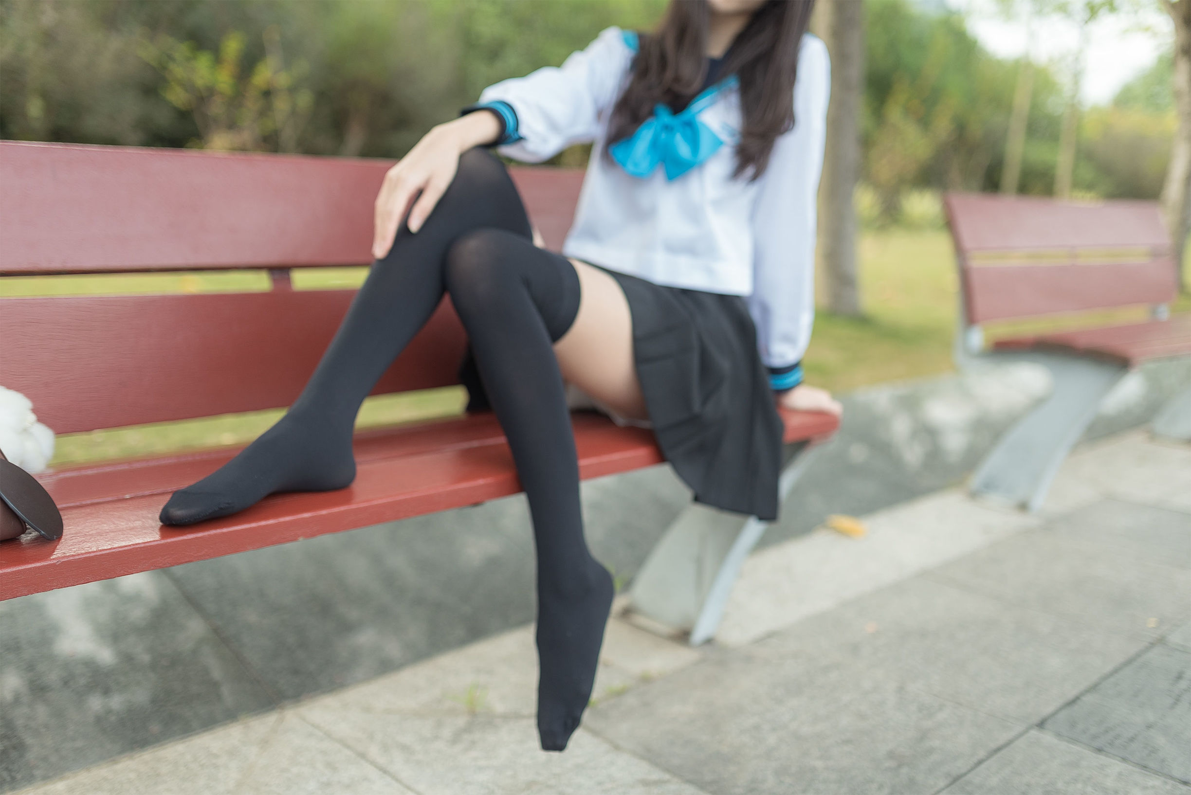 Feng Zhi Lingyu] No. 003: Black Silk Beautiful Legs Outdoor