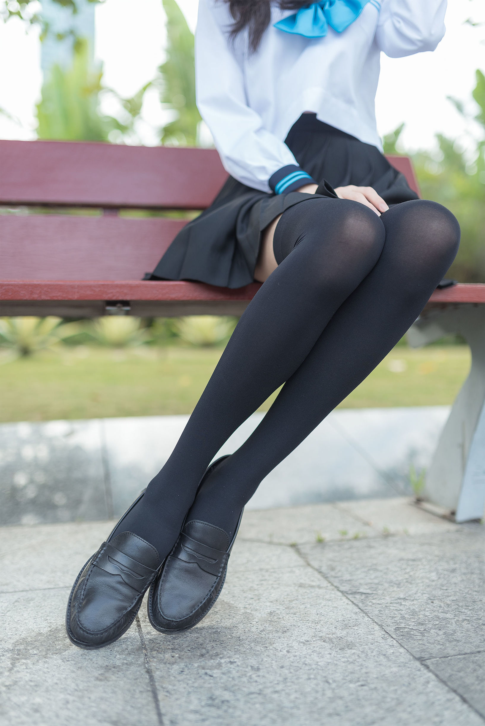 Feng Zhi Lingyu] No. 003: Black Silk Beautiful Legs Outdoor