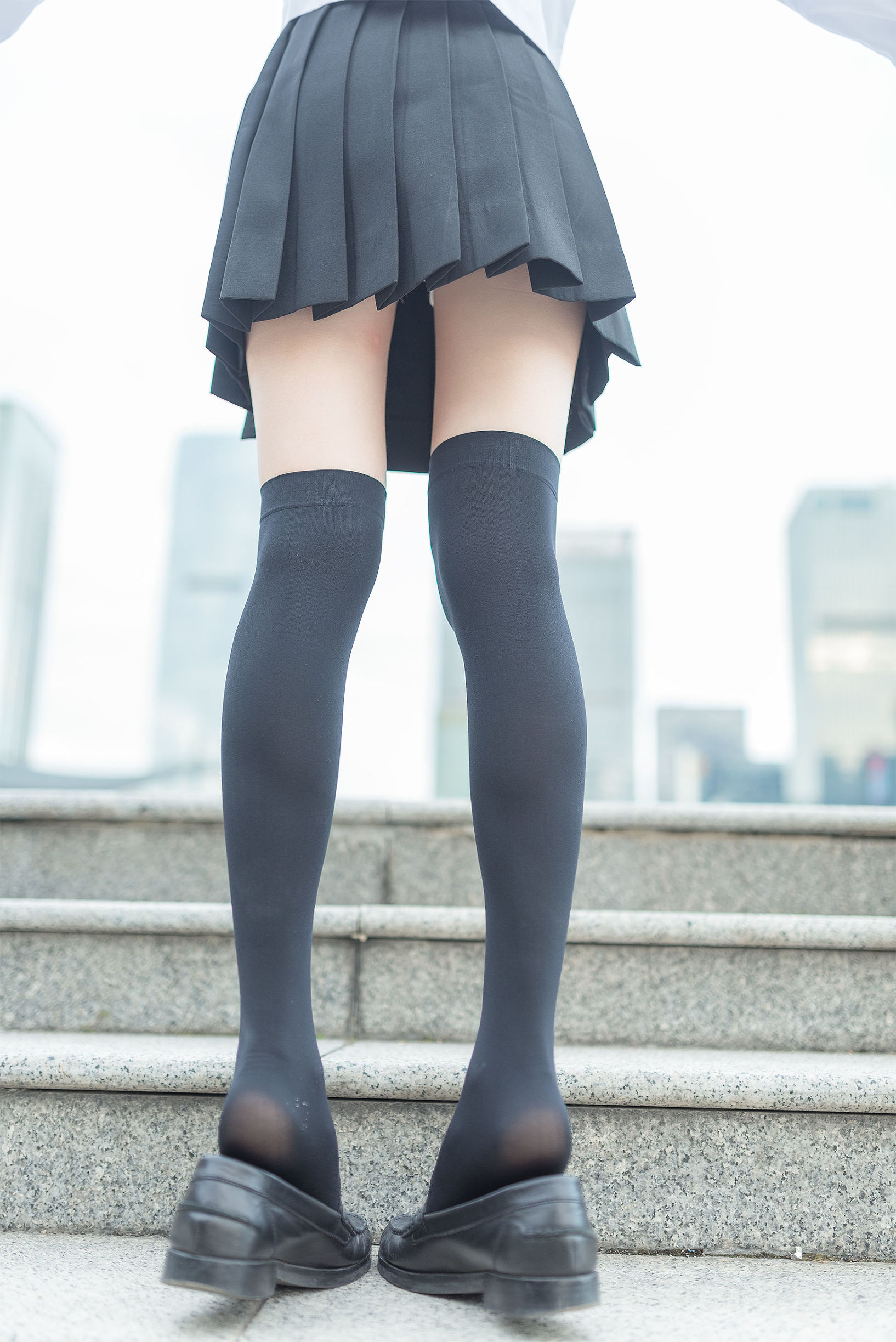 風の領域] No.003 黒ストッキング美脚屋外