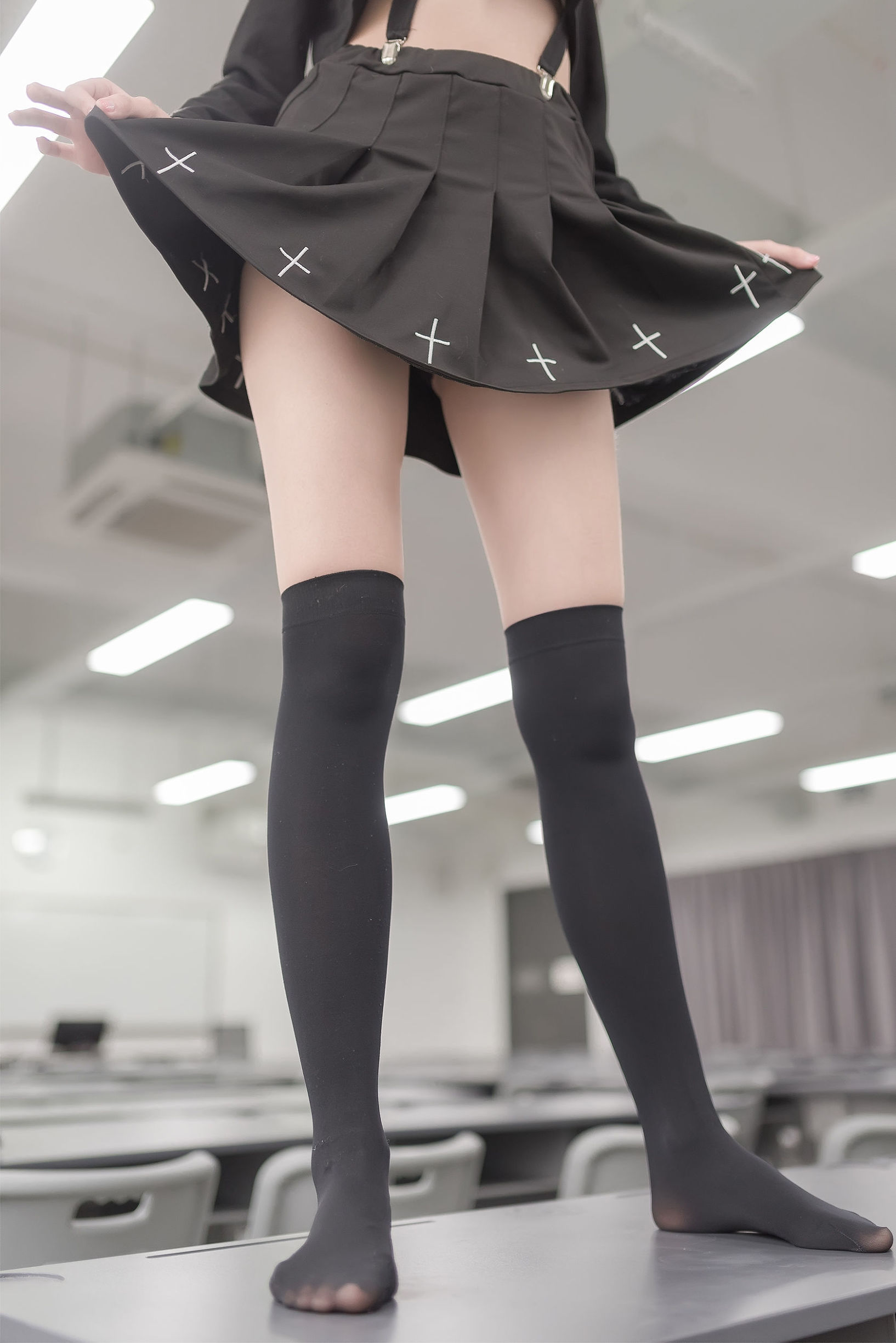 風の領域] NO.011 教室黒絲修長美脚