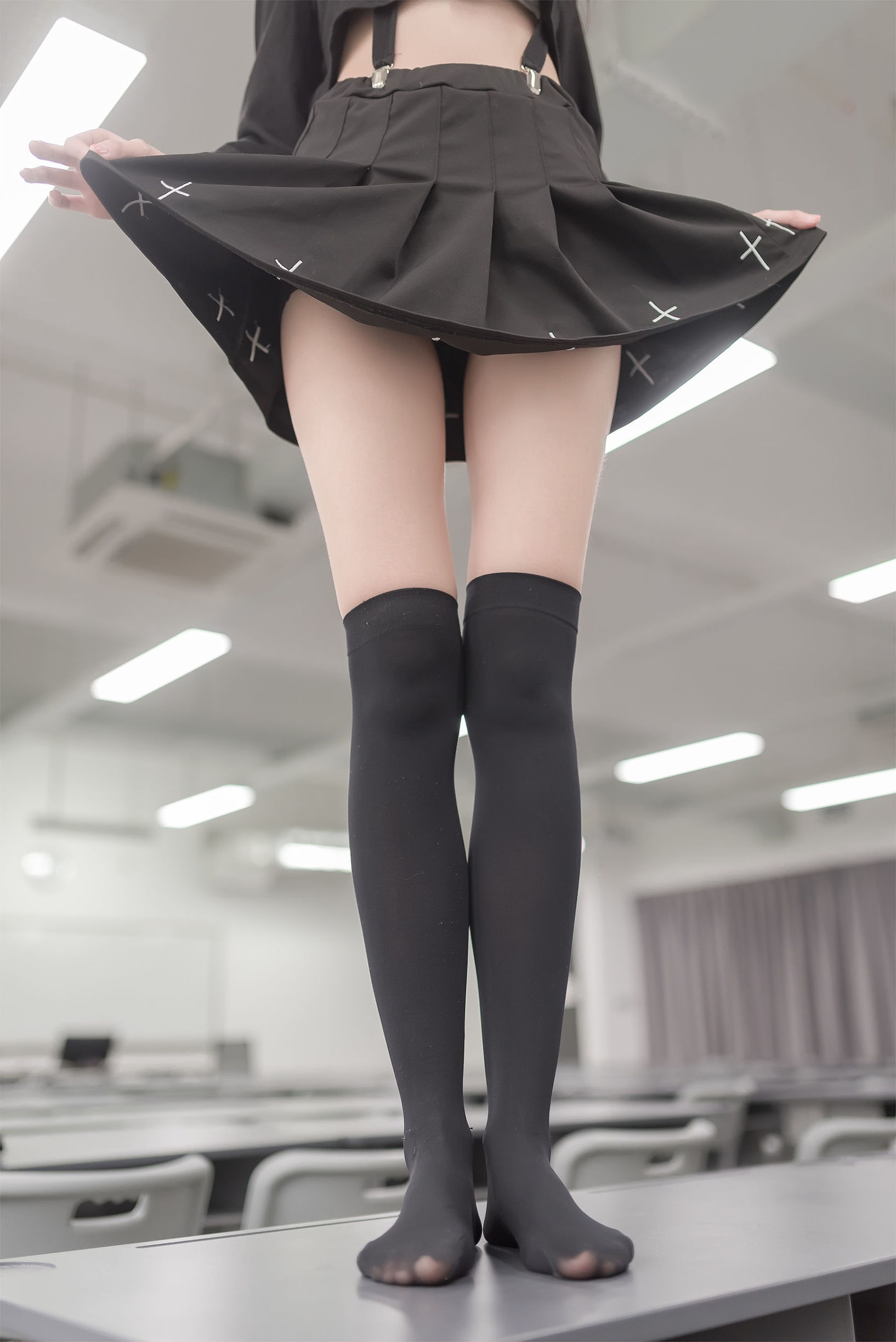 Realm of the Wind] No. 011 Classroom Black Stockings Slender Beautiful Legs