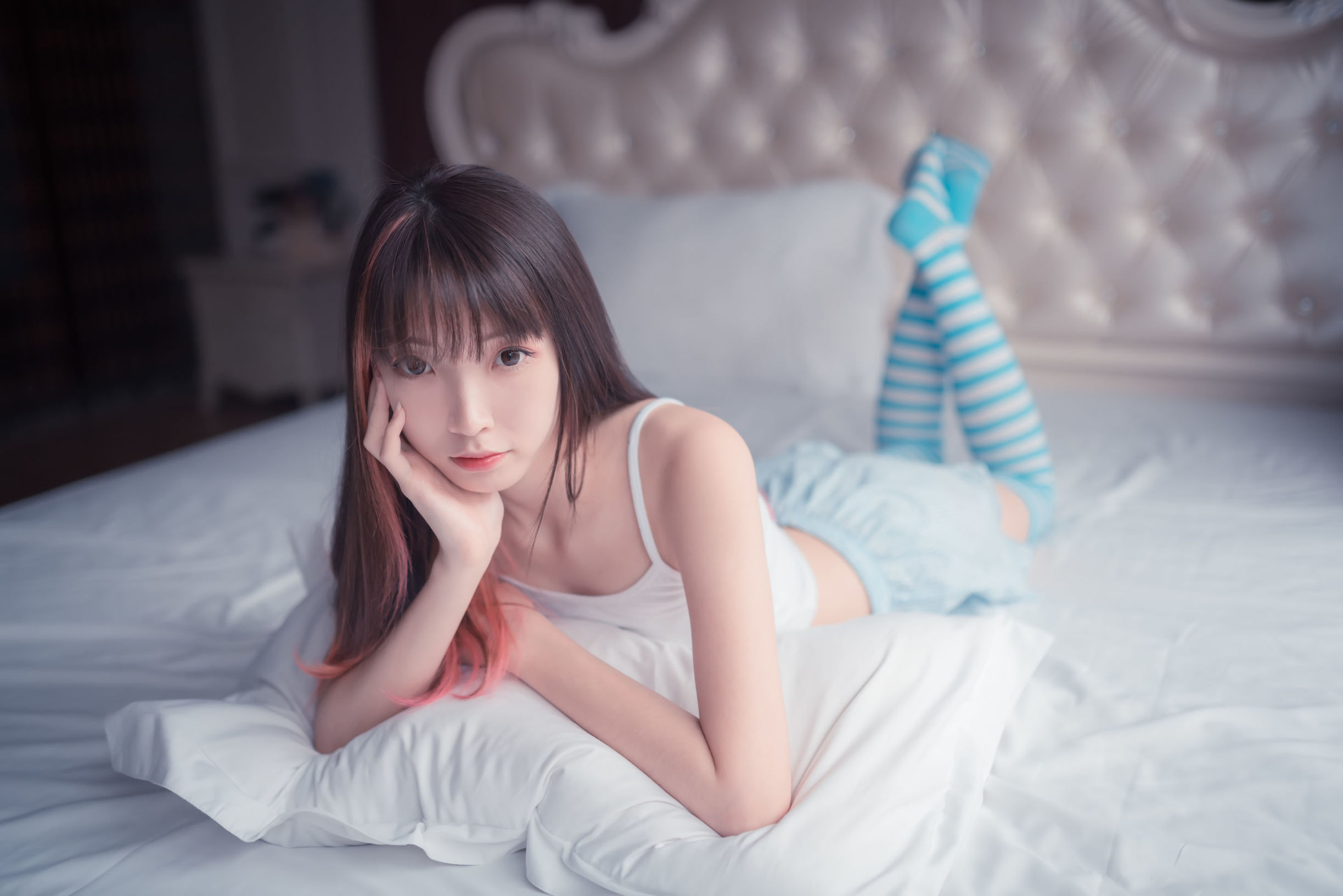 바람의 영역] NO.014 파란색과 흰색 줄무늬 스타킹을 신은 작은 귀여운