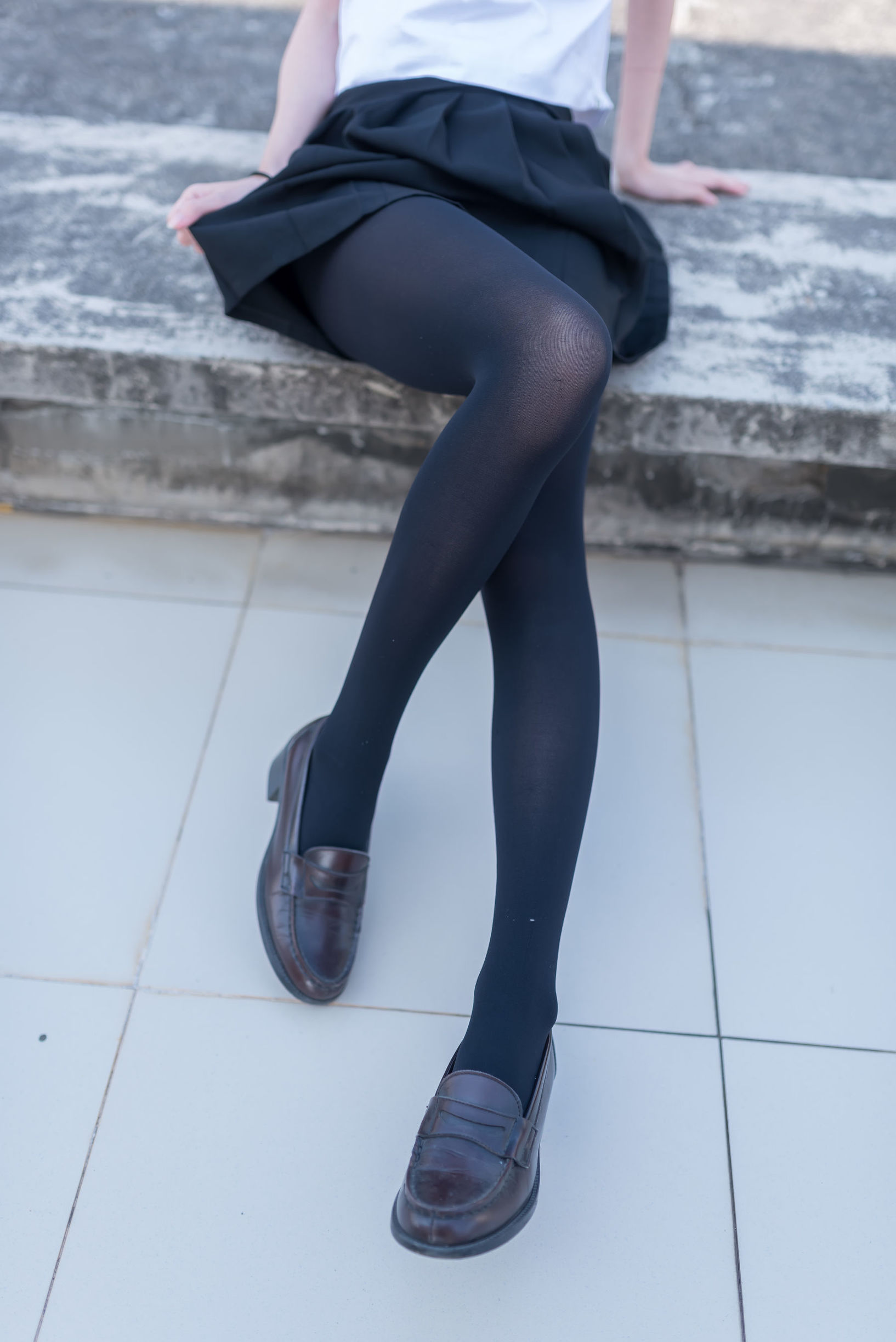 Realm of the Wind] No. 031: Black Silk Stockings Junior on the Rooftop