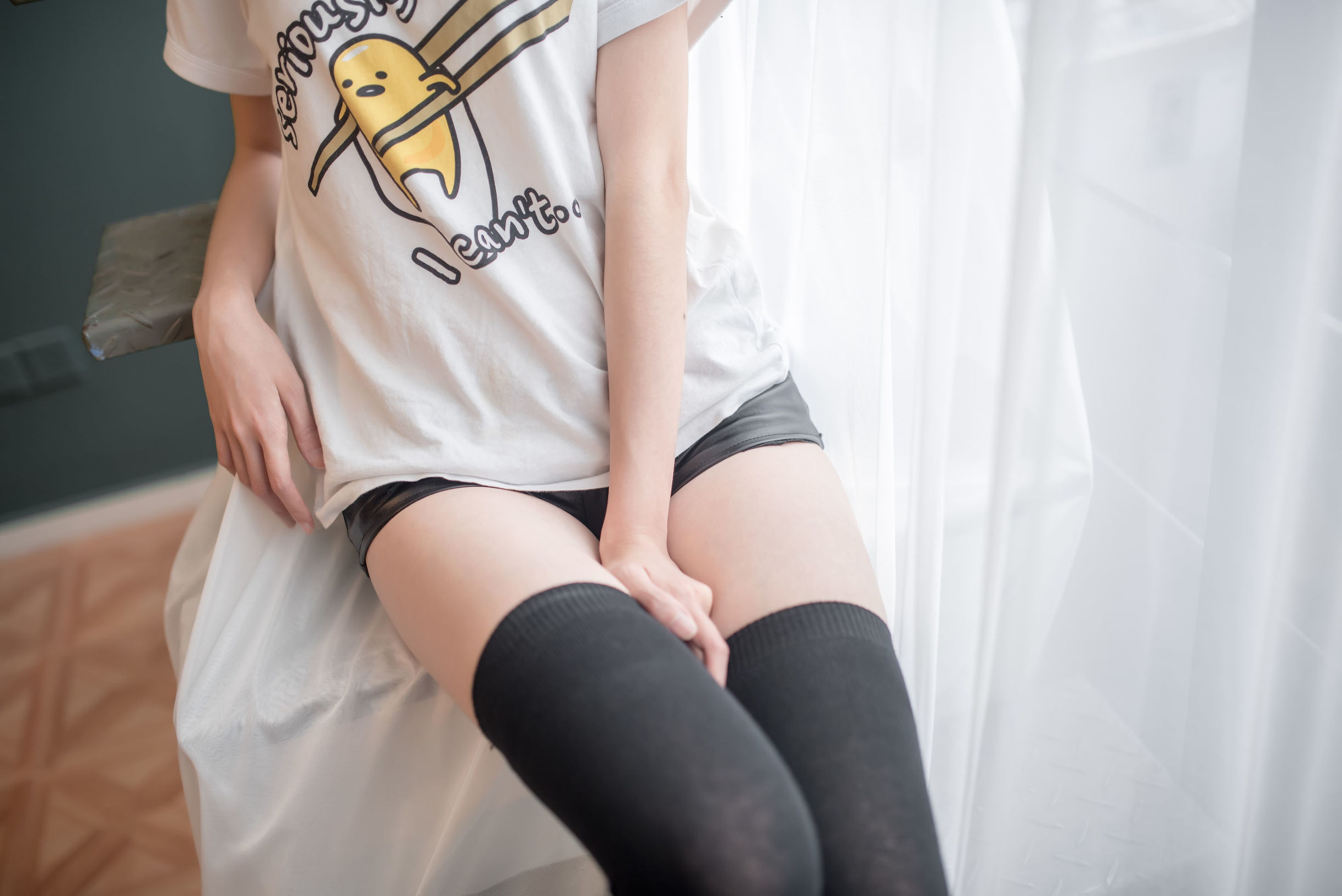 Phong Chi Linh Vực] NO.037 Quần da lụa đen