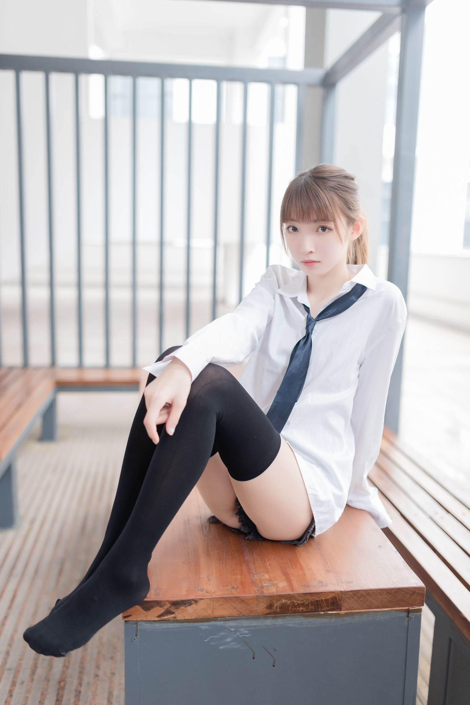 風の領域] NO.039 白シャツ黒ストッキング美脚