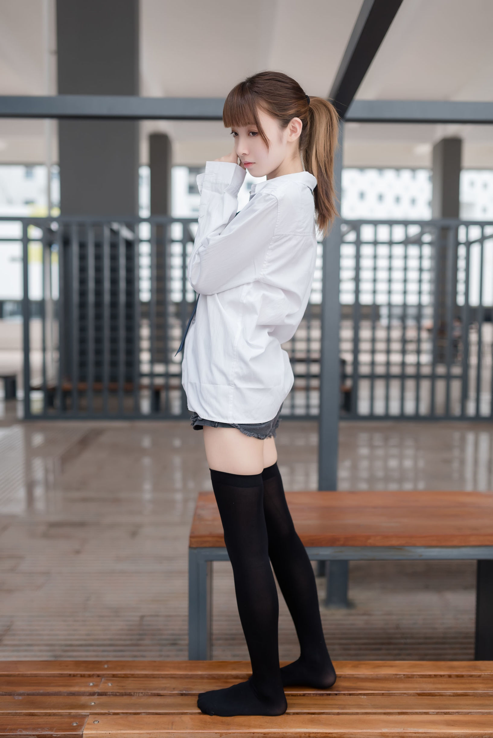 Phong Chi Linh Vực] NO.039 Áo sơ mi trắng, tất đen, đôi chân đẹp