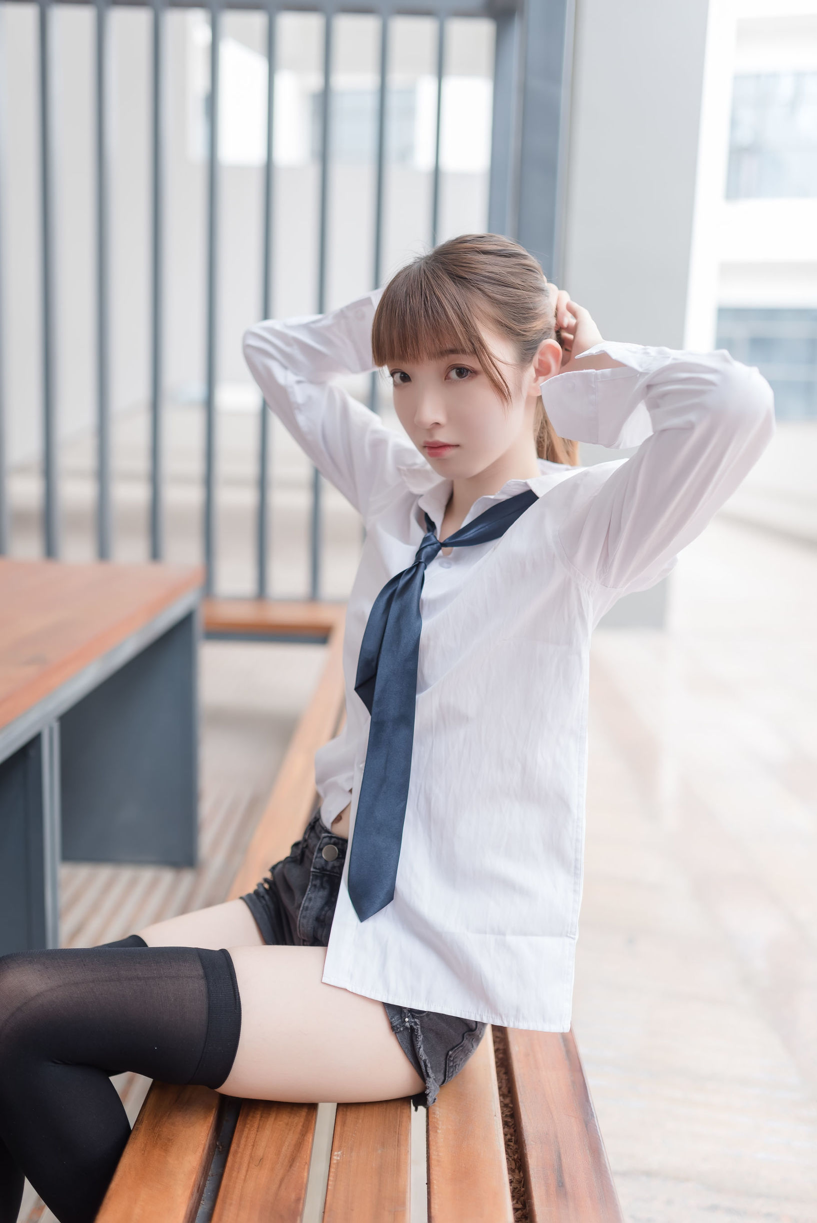 風の領域] NO.039 白シャツ黒ストッキング美脚