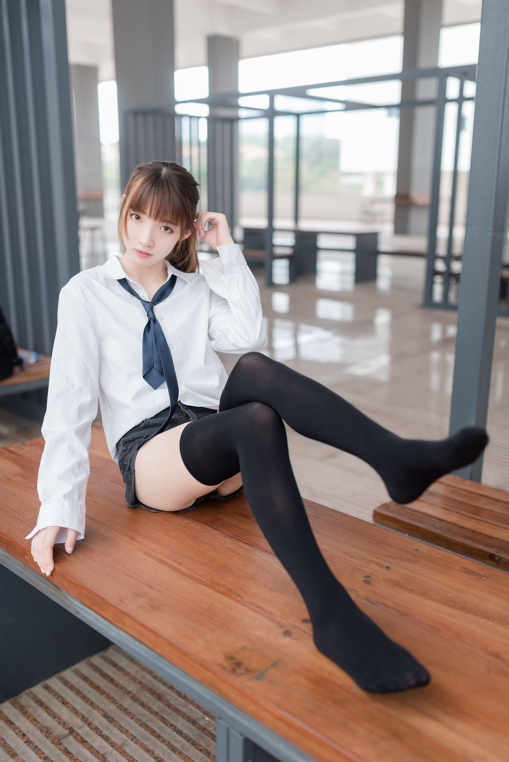 風の領域] NO.039 白シャツ黒ストッキング美脚