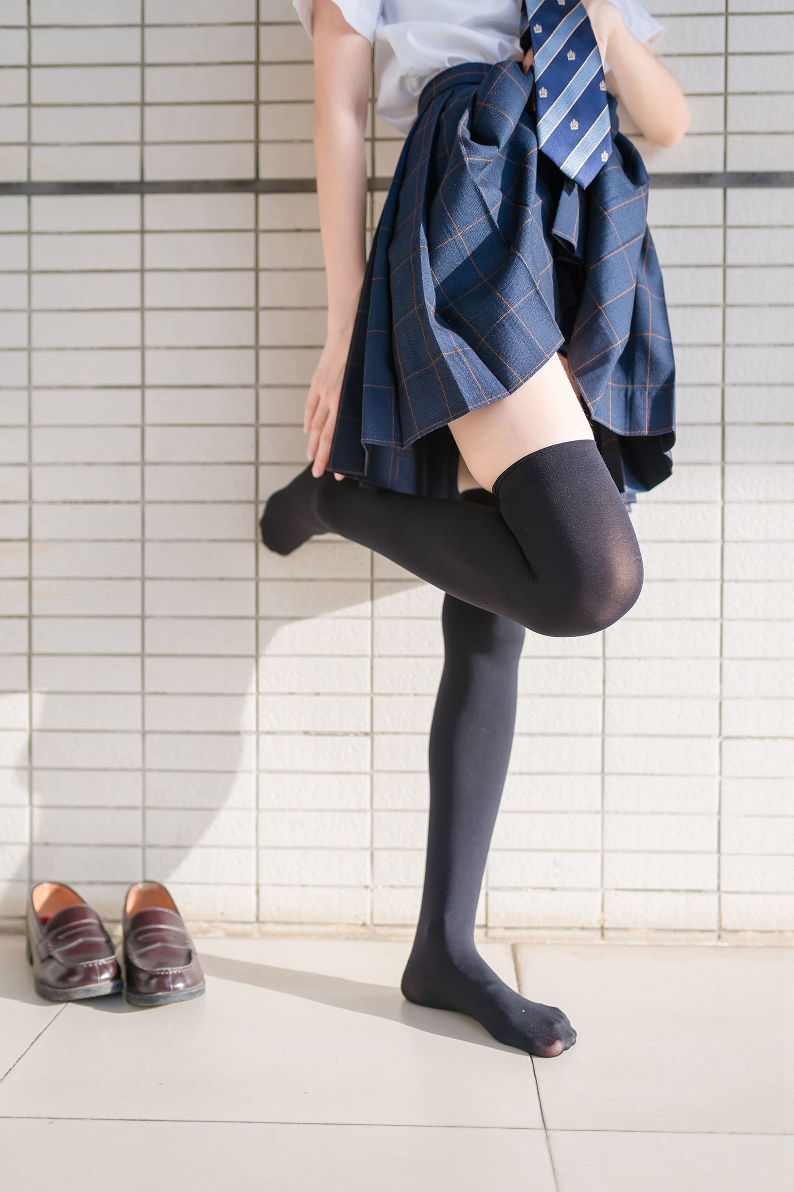 風の領域] NO.070 午後の陽光の下の黒ストッキングの学妹