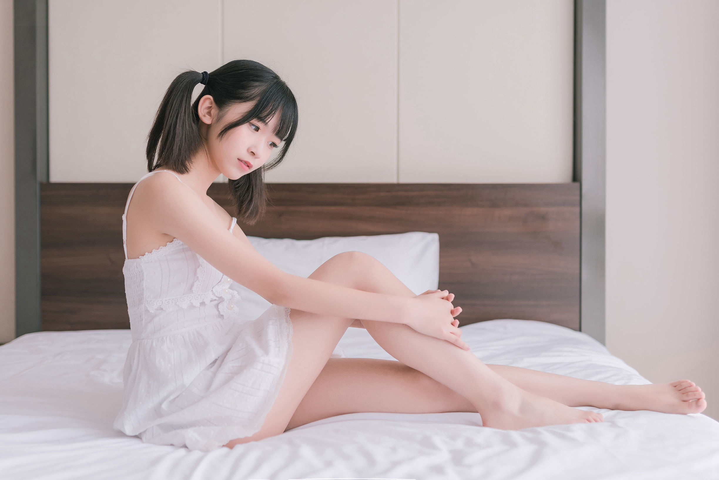 Domain of the Wind] No. 083: Refreshing Barefoot Young Girl