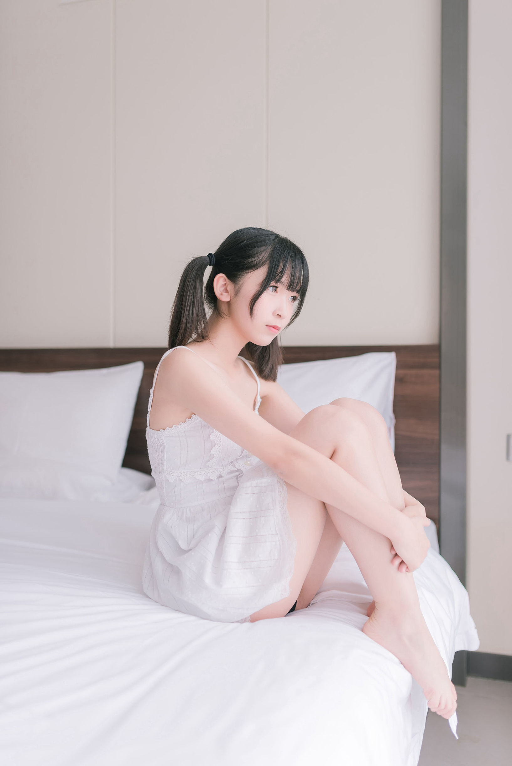 Domain of the Wind] No. 083: Refreshing Barefoot Young Girl
