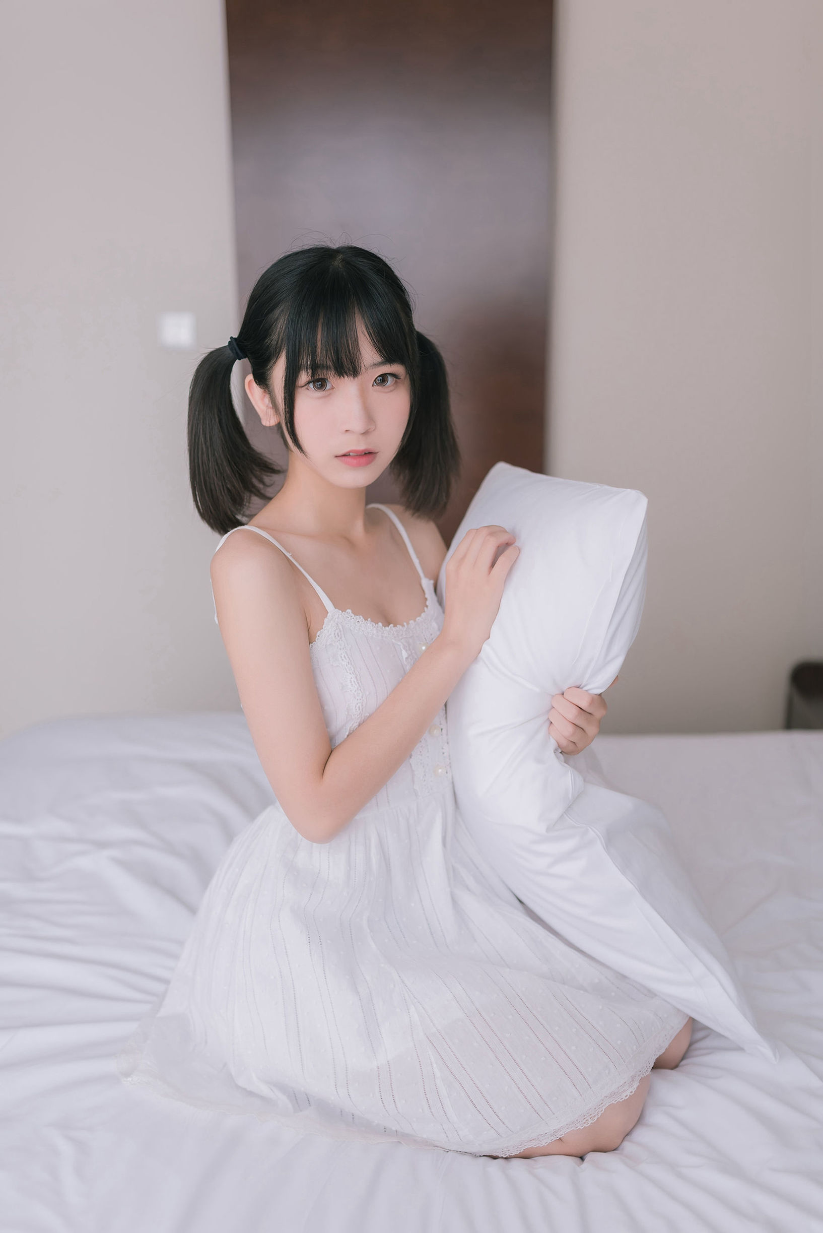 Domain of the Wind] No. 083: Refreshing Barefoot Young Girl