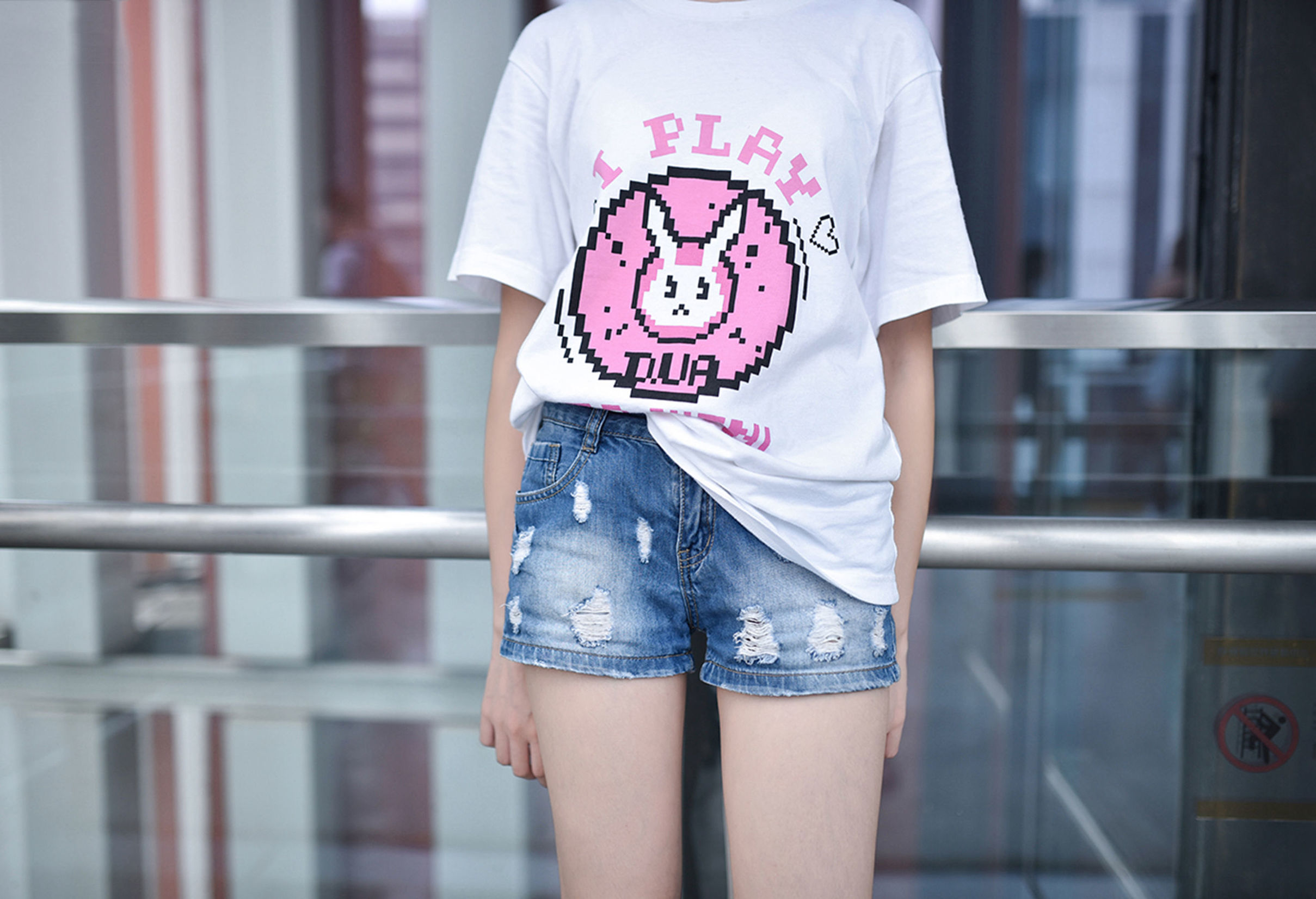 Feng Zhi Ling Yu] No. 100: Glasses Sister in Super Short Jeans with Beautiful Legs