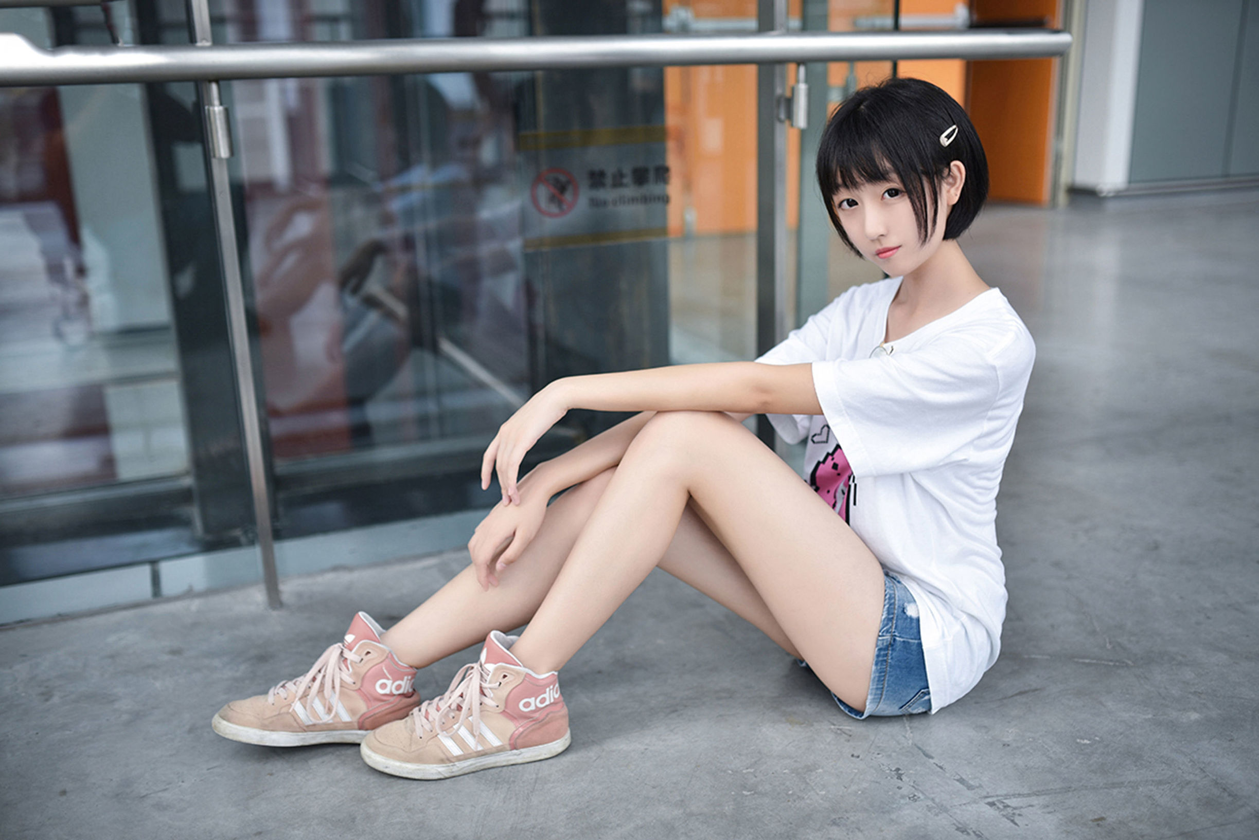 Feng Zhi Ling Yu] No. 100: Glasses Sister in Super Short Jeans with Beautiful Legs