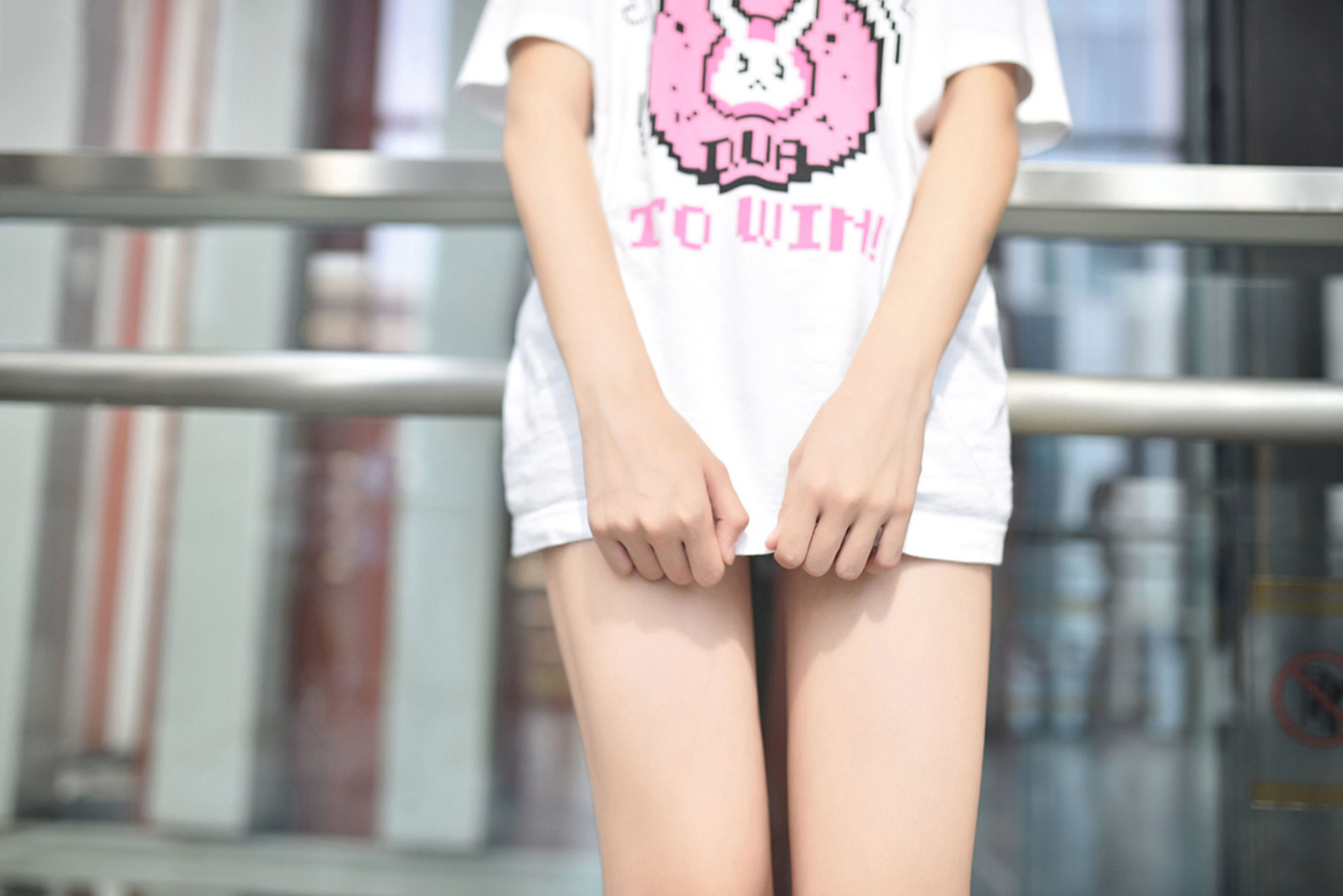 Feng Zhi Ling Yu] No. 100: Glasses Sister in Super Short Jeans with Beautiful Legs